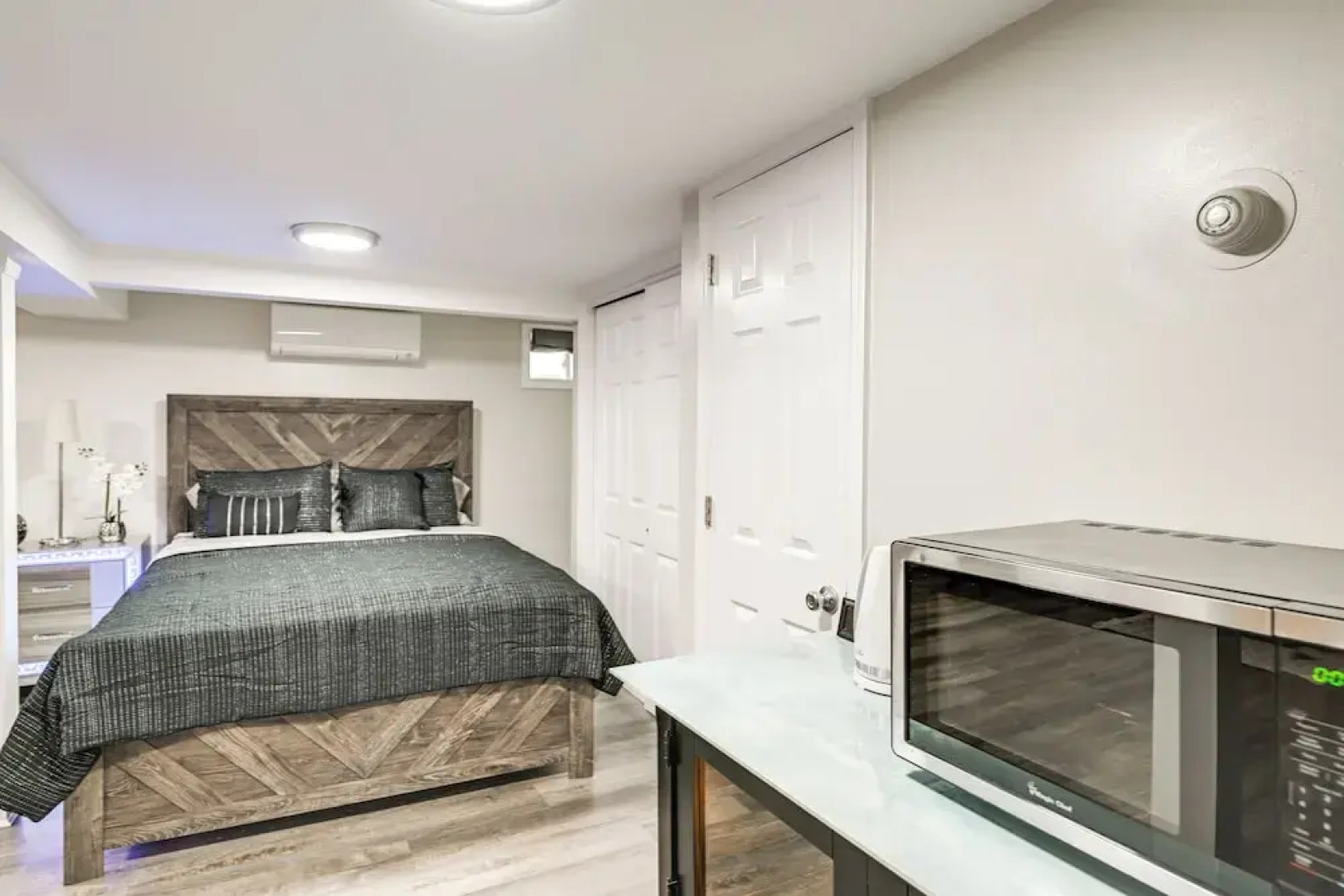 Walkable Elmont Studio: 19 Mi to New York City!