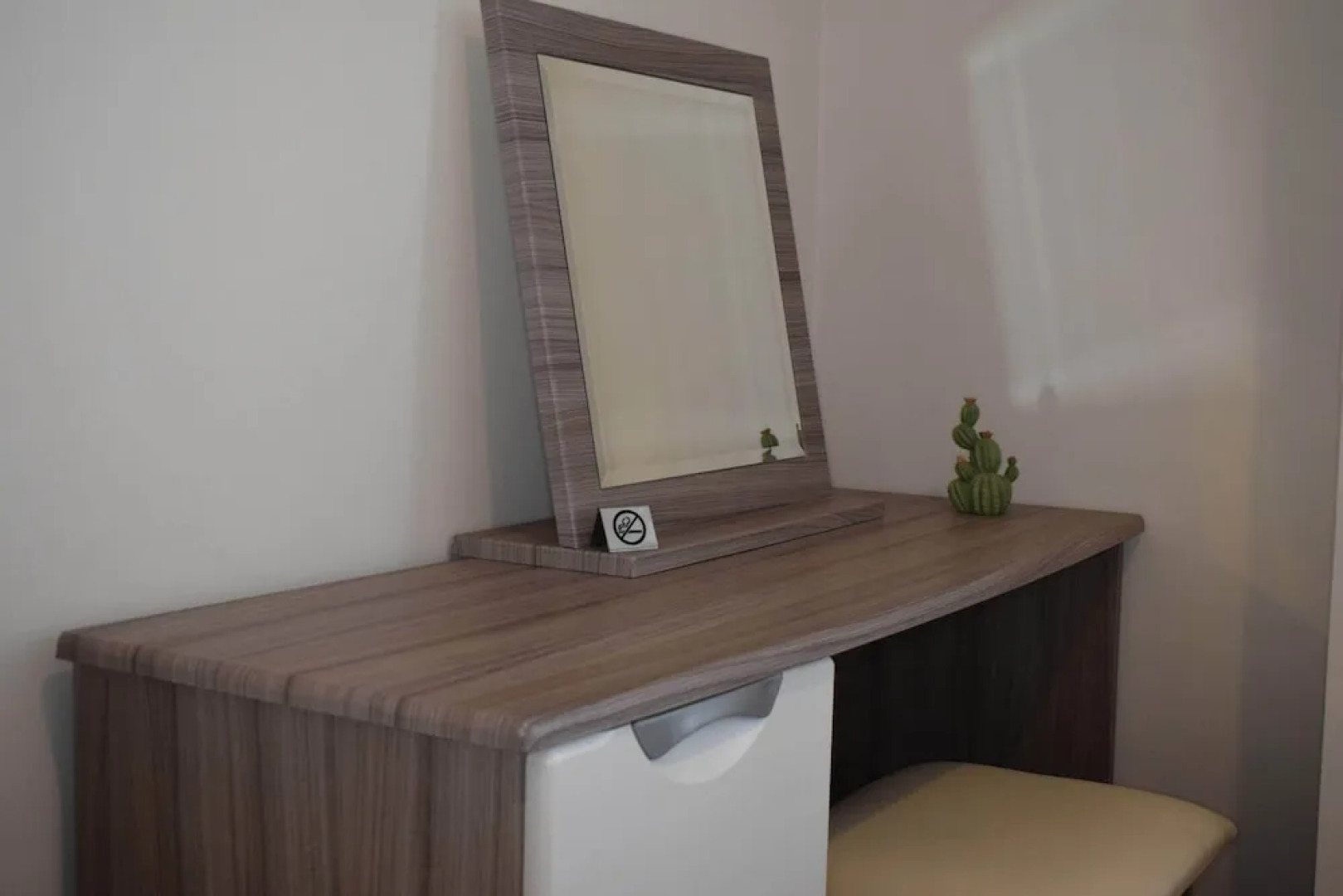 Higher Living-Professional Southsea Apartment