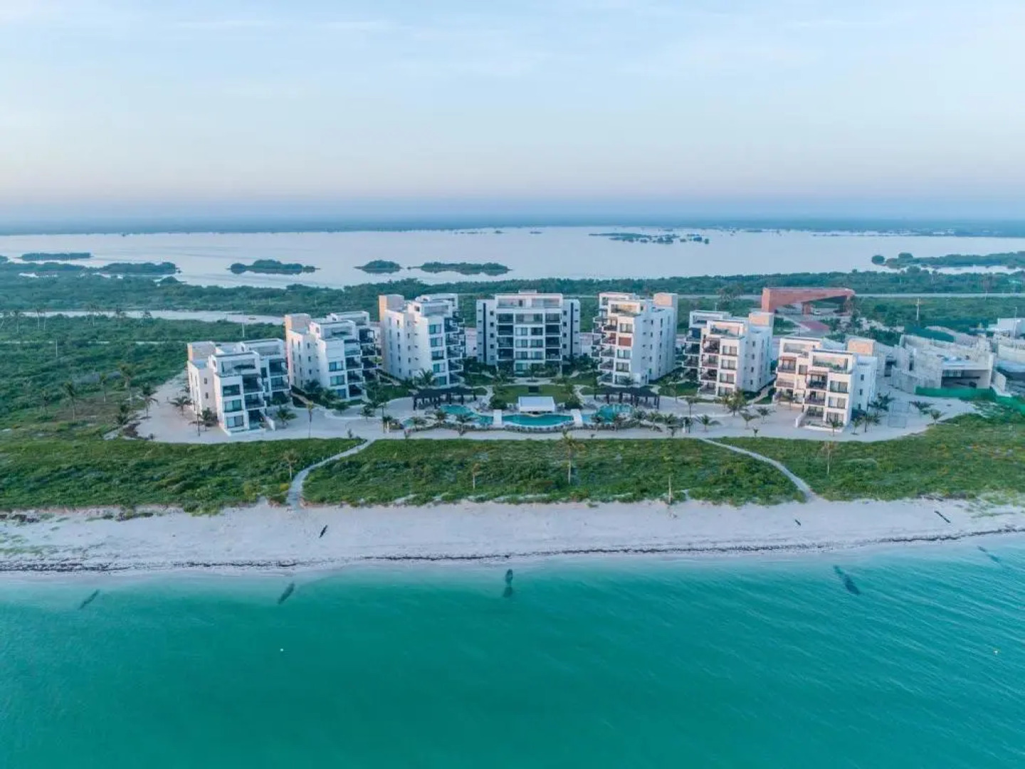 Playa, Selva, Cenotes, Ruinas, Marina todo a 5 km