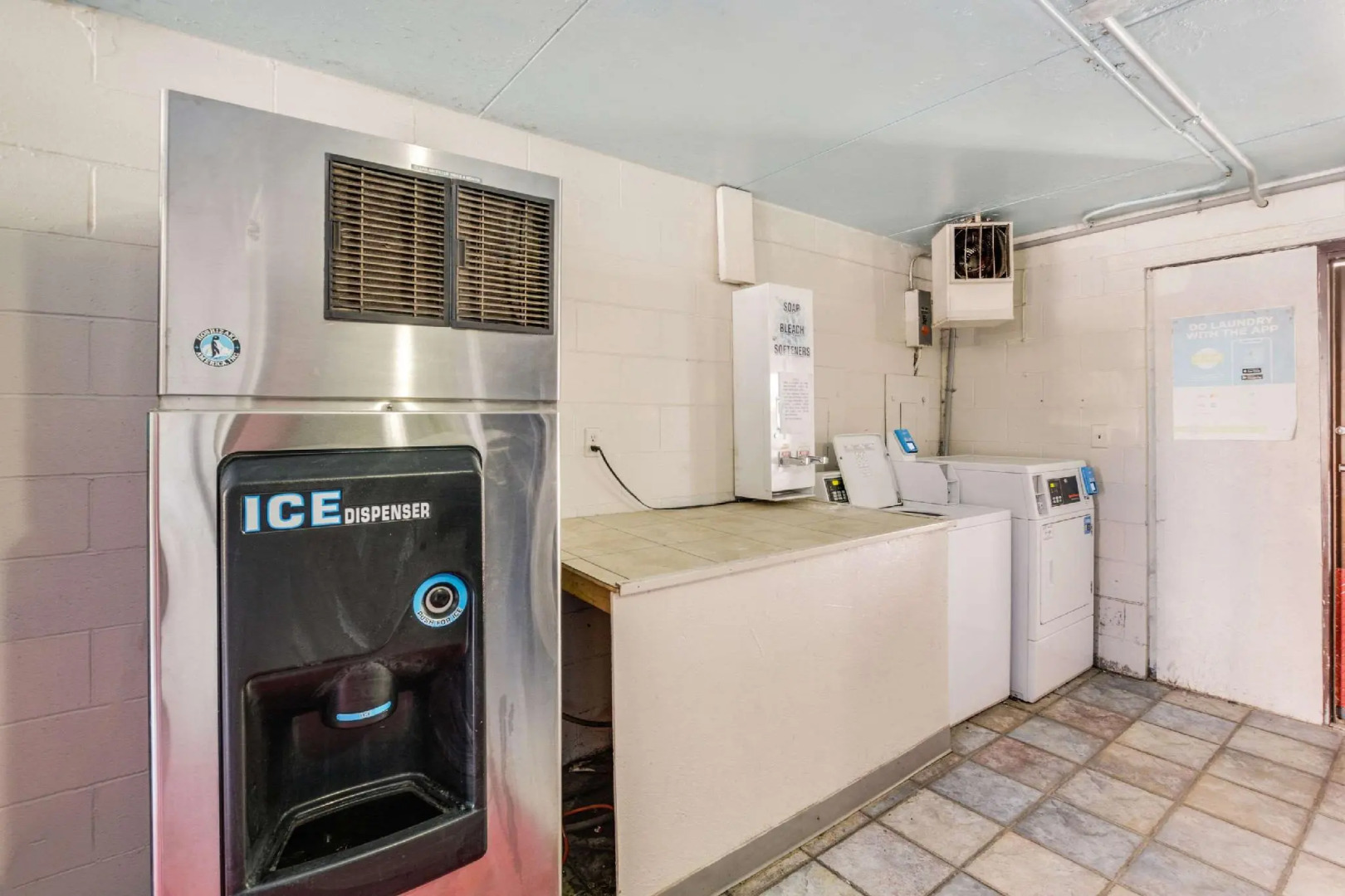 Econo Lodge Inn & Suites