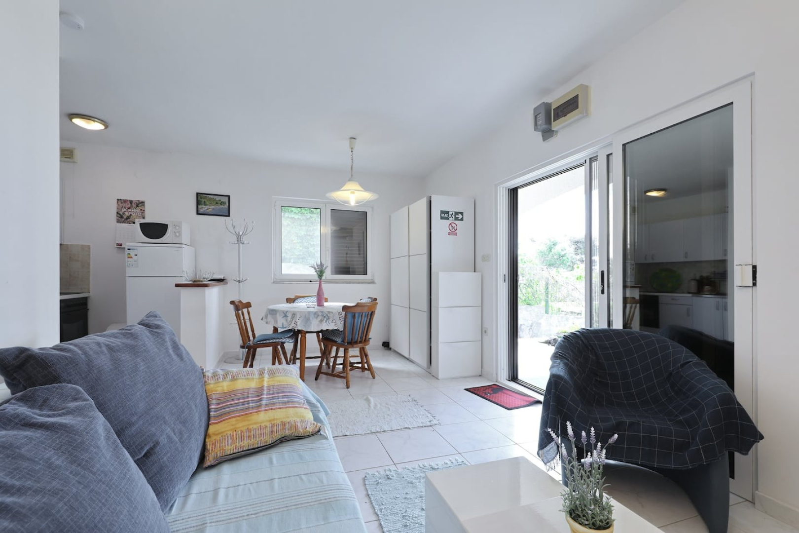 Apartment Djurdja - 20 m from beach : A2 Luka Murter, Island Murter
