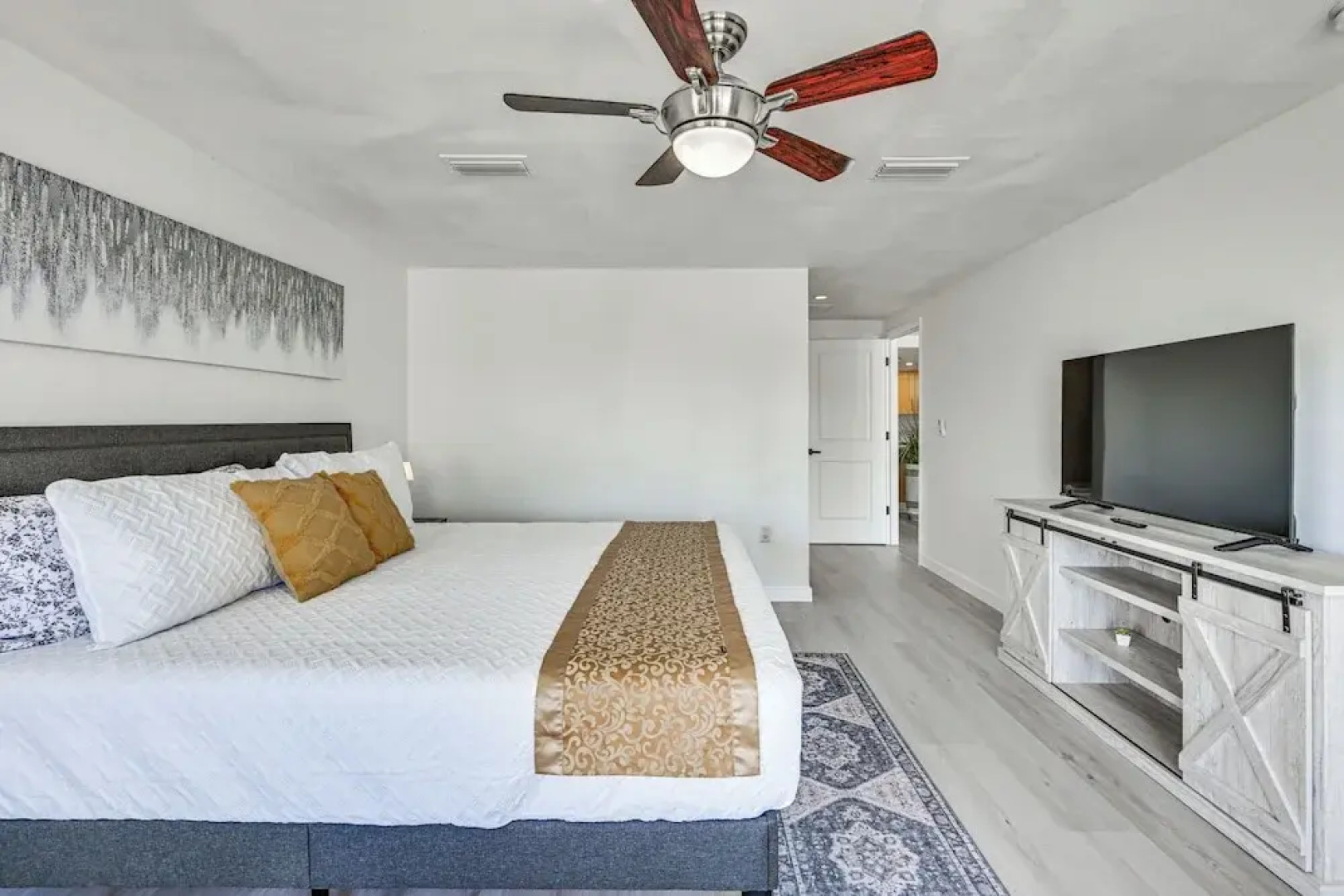 Sunset Views & Hot Tub: Lakefront Holiday Retreat!