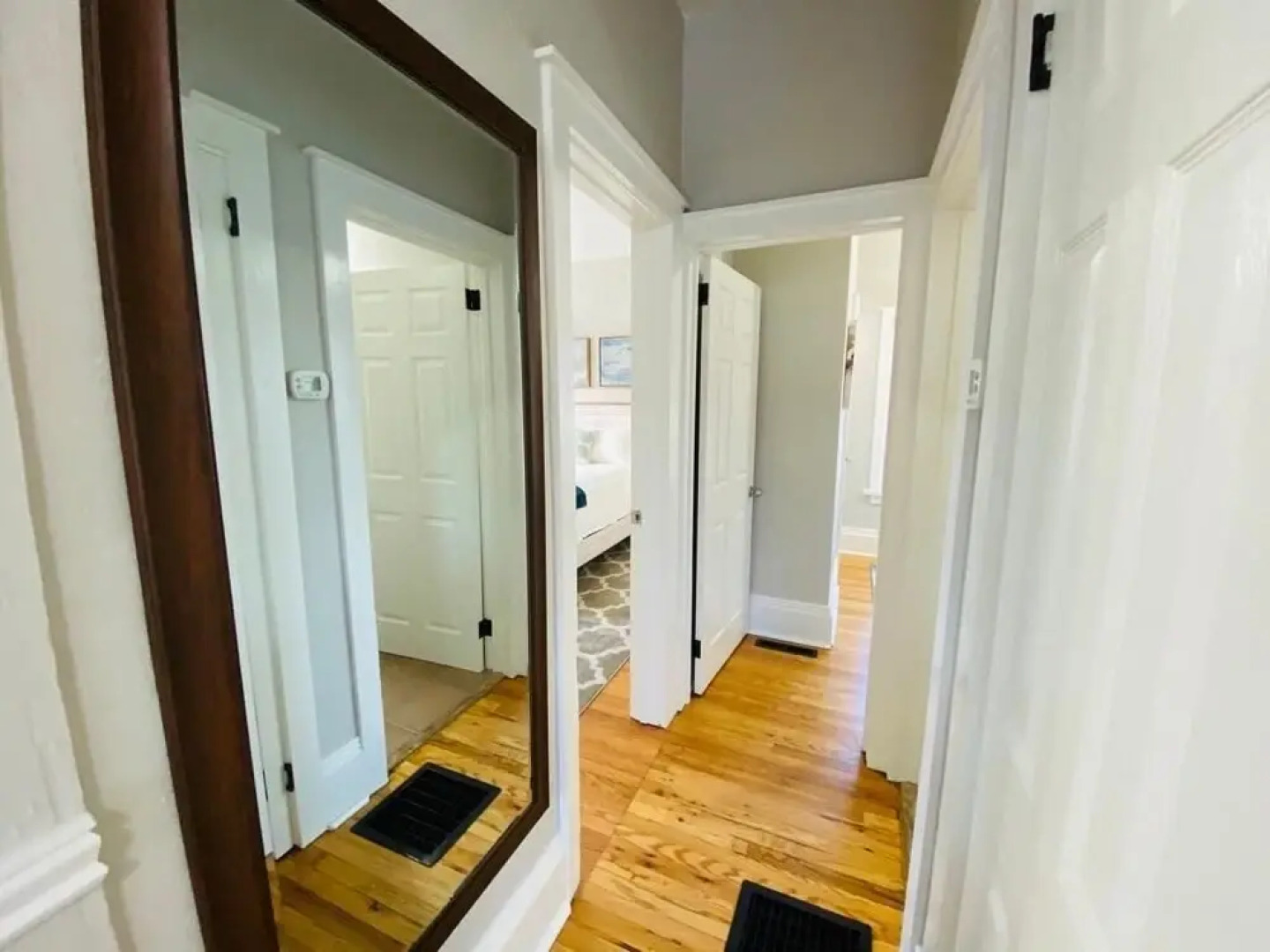 Stunning Bungalow next to UNC - Free Cruiser Bikes!