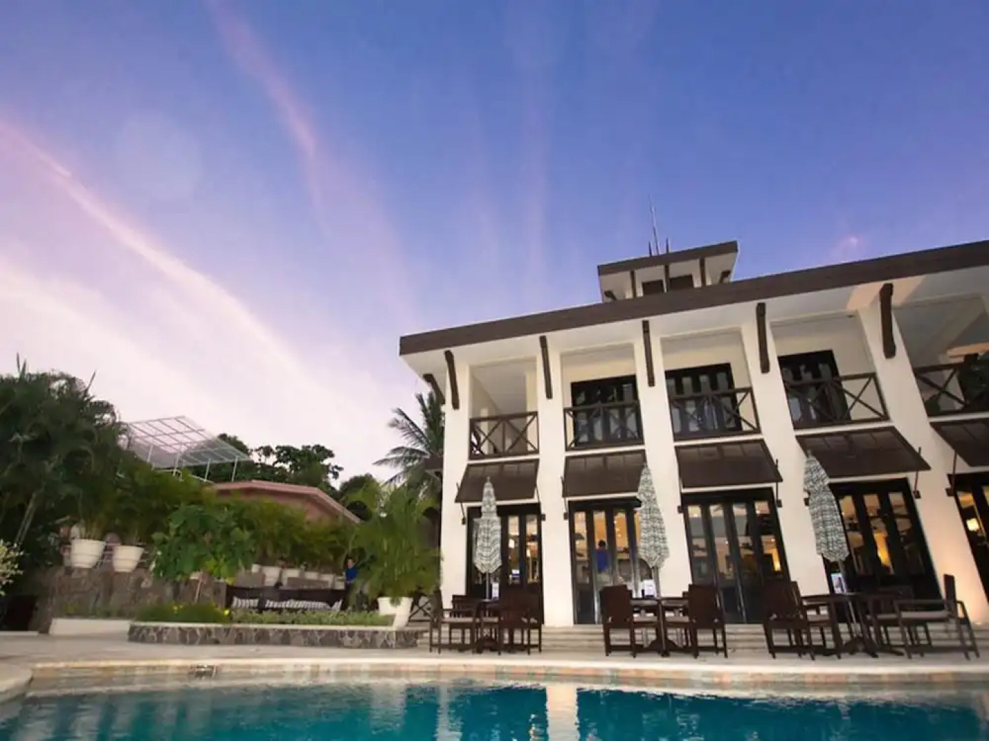 Elegant 2-BD Condo with Pool