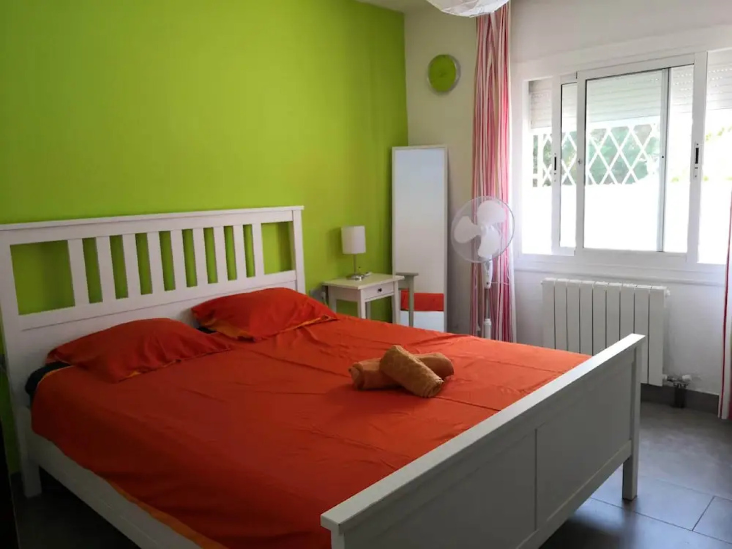 Villa con gran piscina en zona residencial