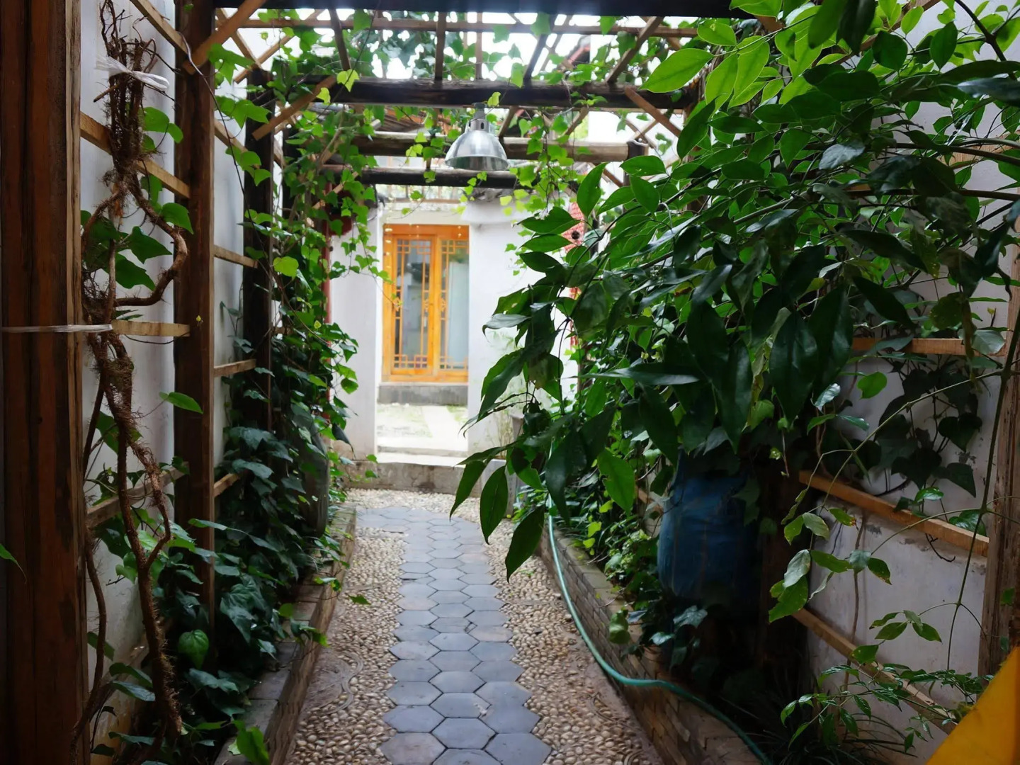 Lijiang Waterfront Inn