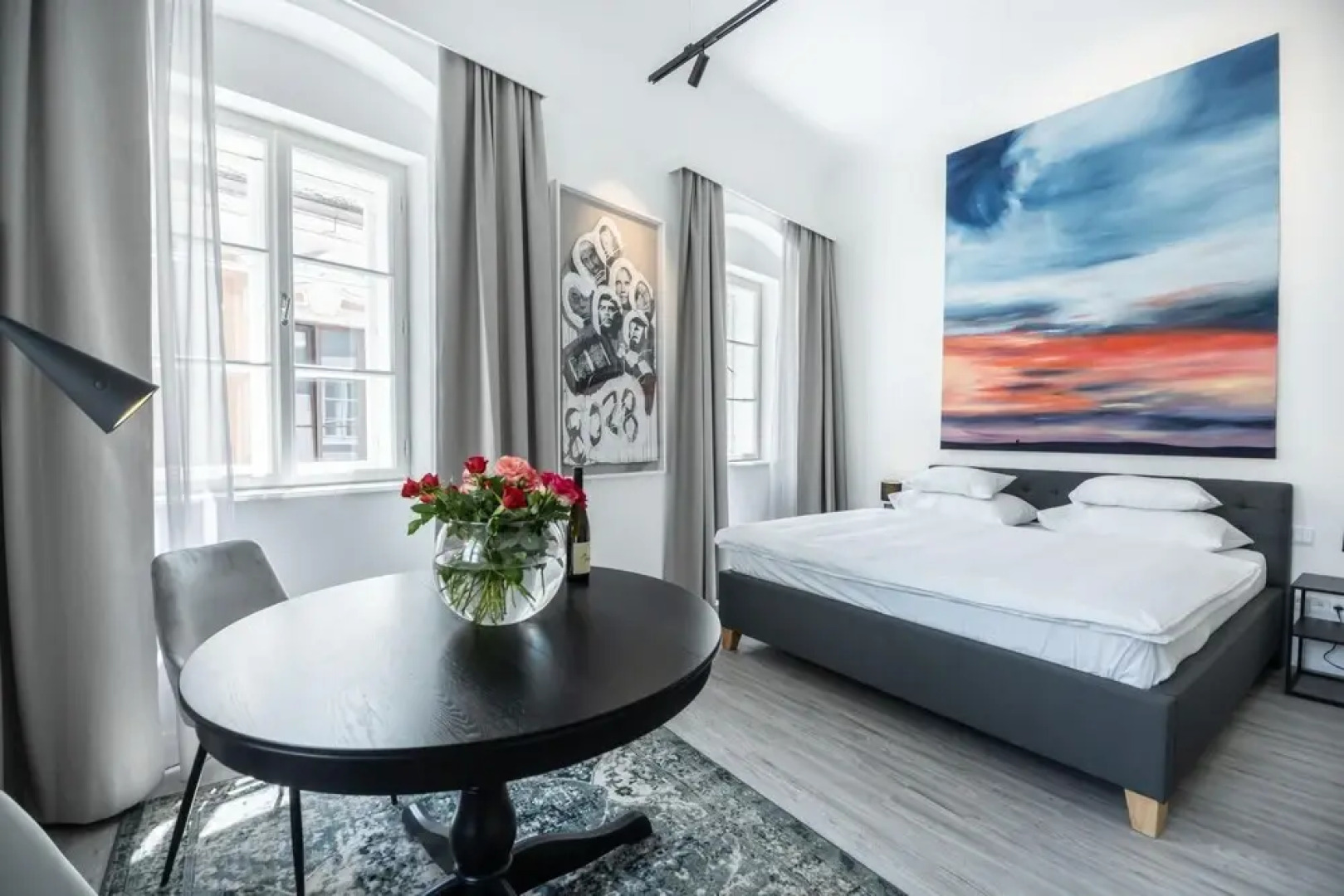 Deluxe Studio Art Collection With King Bed View and Air Conditioning