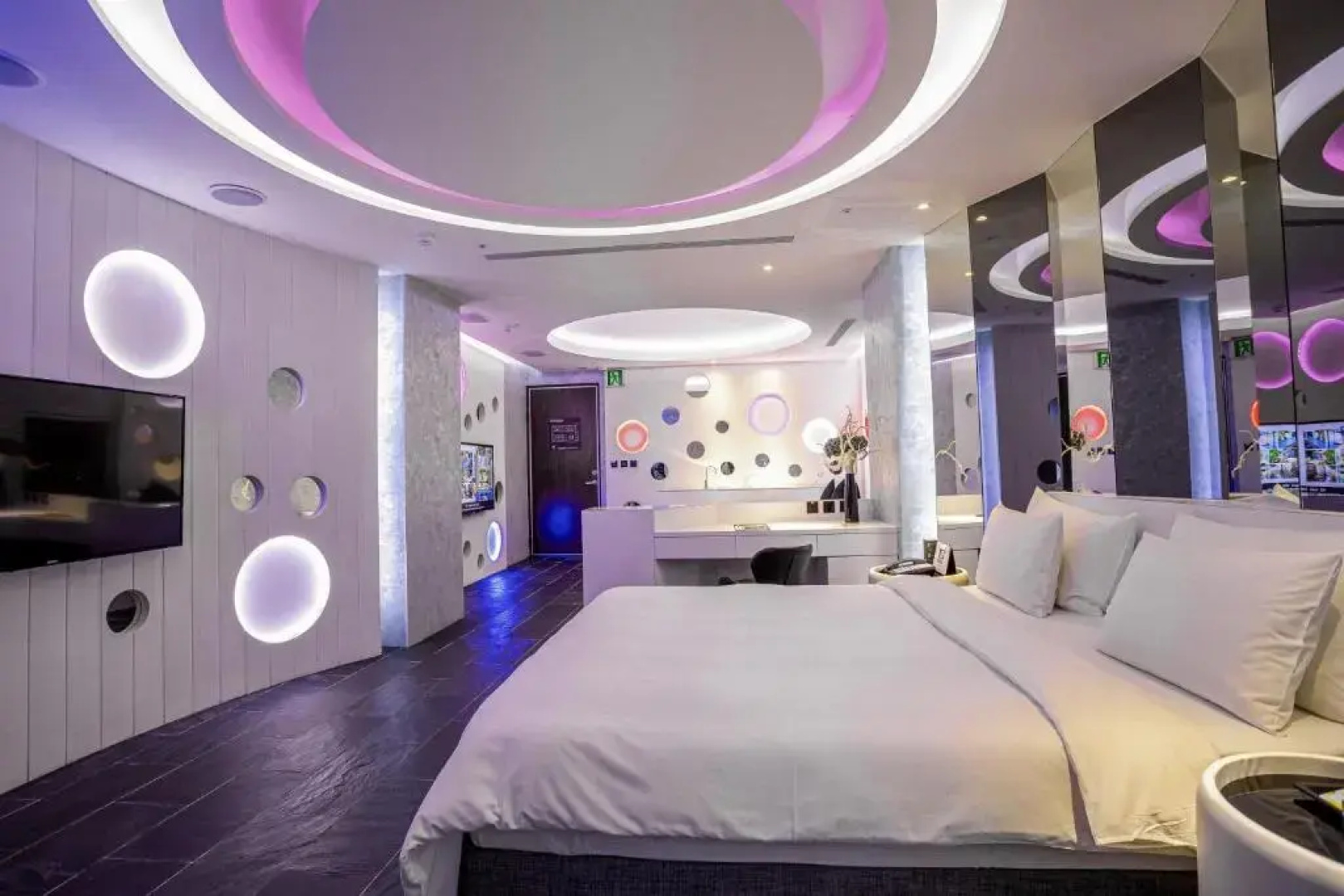 ALL-UR Chain Boutique Motel