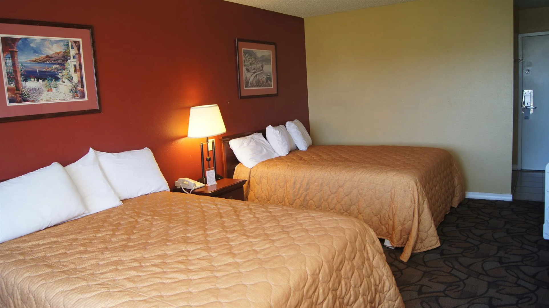 Holiday Lodge & Suites