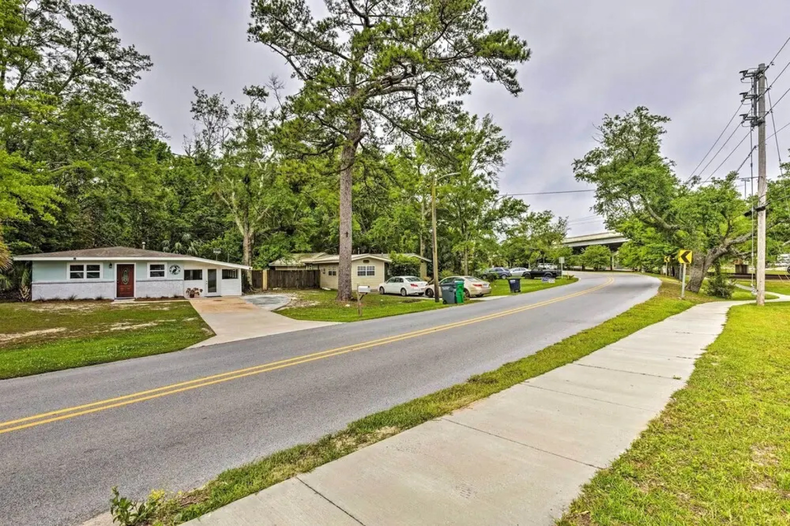 Ocean Springs Getaway - Walk to Beach & Downtown!