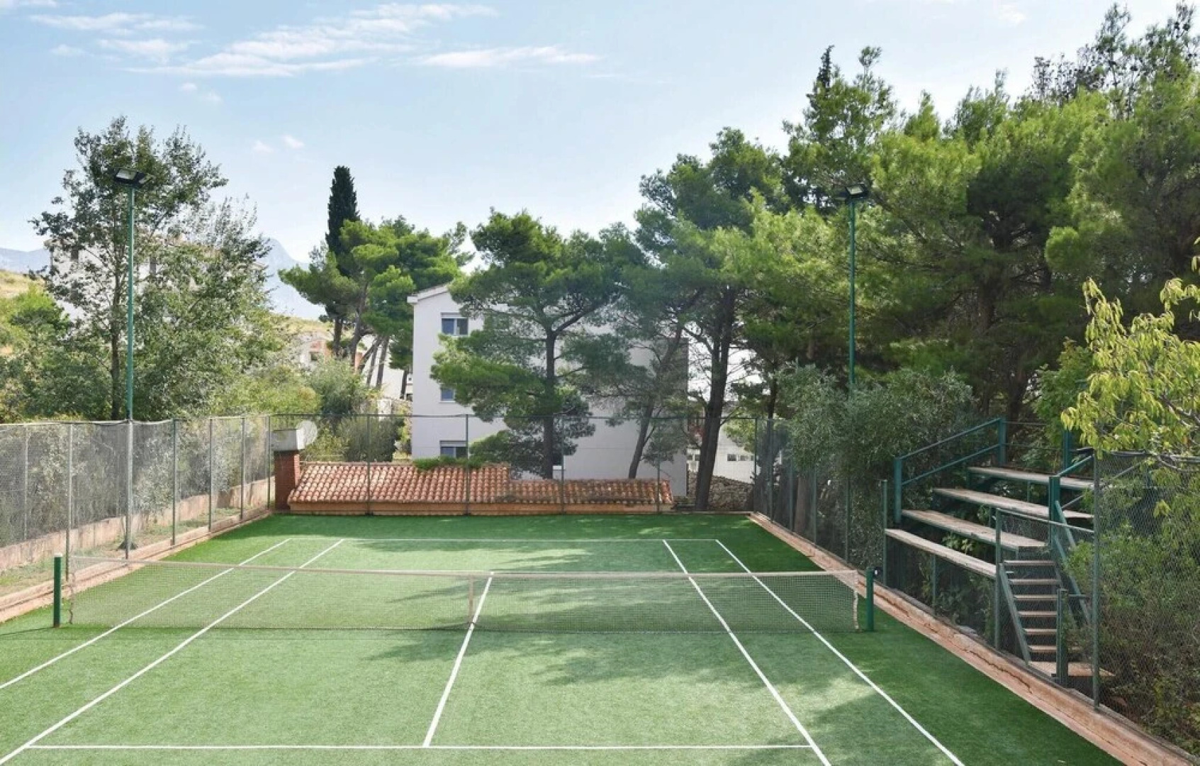 Awesome Home in Duce With Wifi and 9 Bedrooms