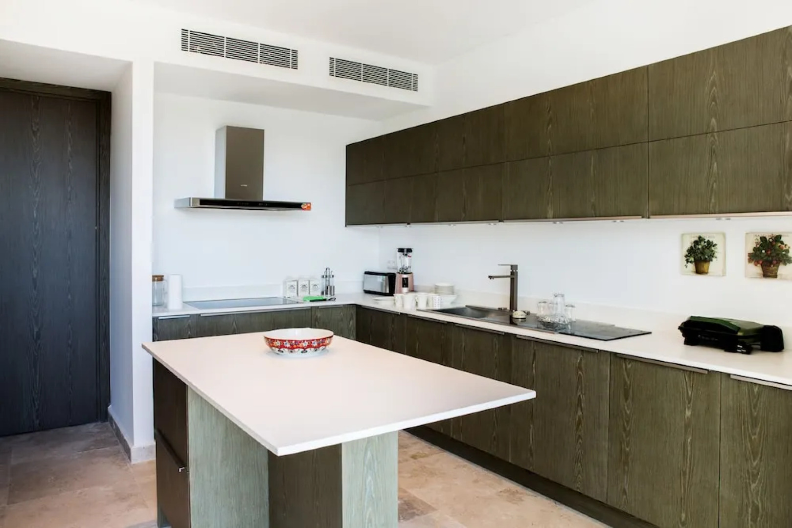 Important Group Villa Prestige