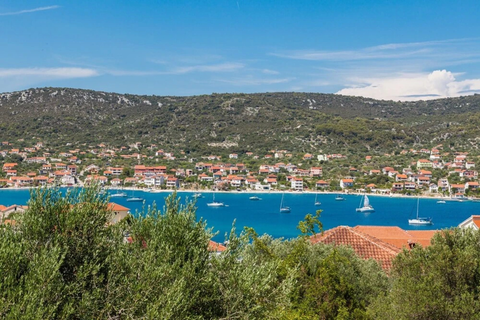 A8 - Modern apt With Terrace, 3 min Walk to Beach