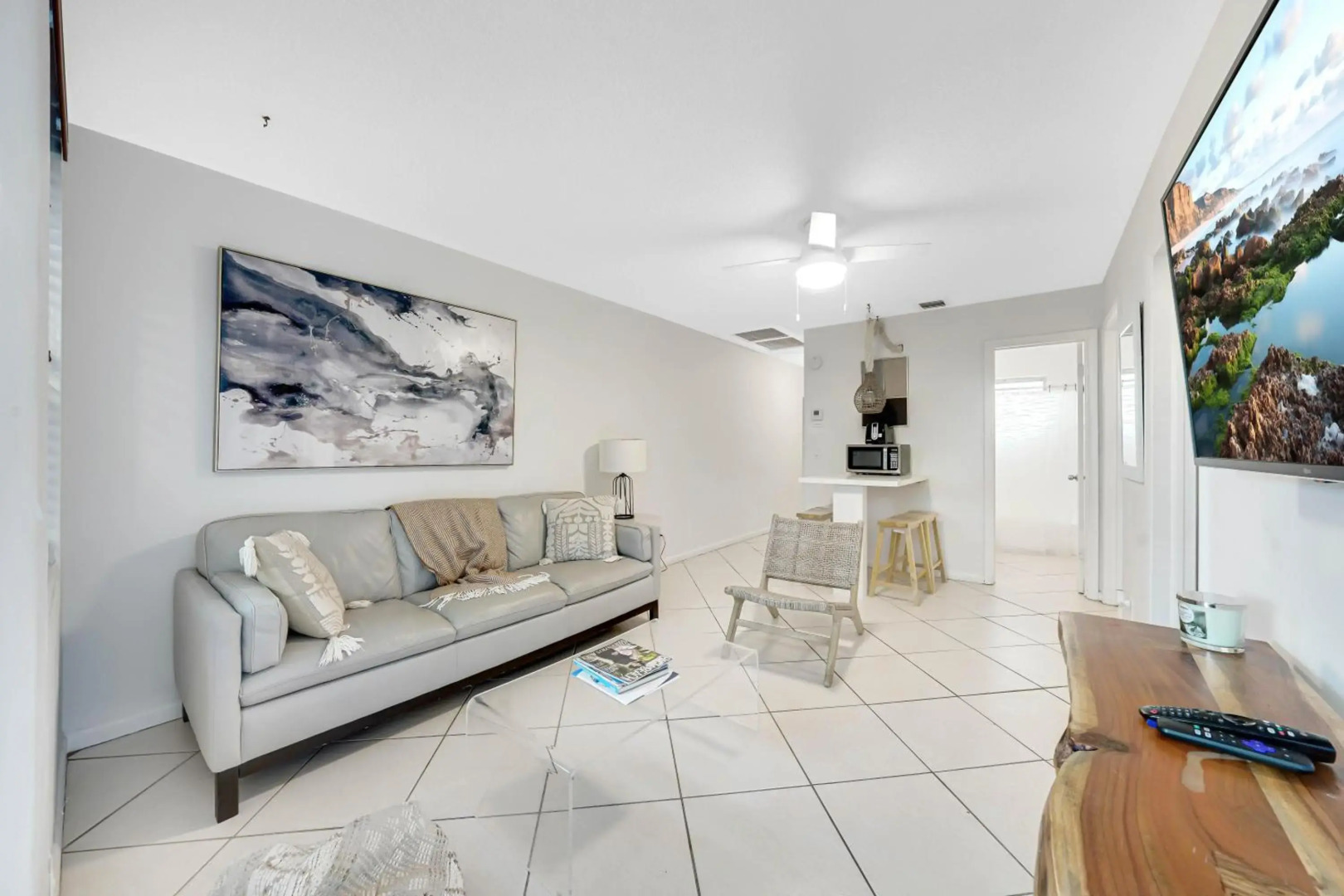 Apartment 1 block from beach and shops