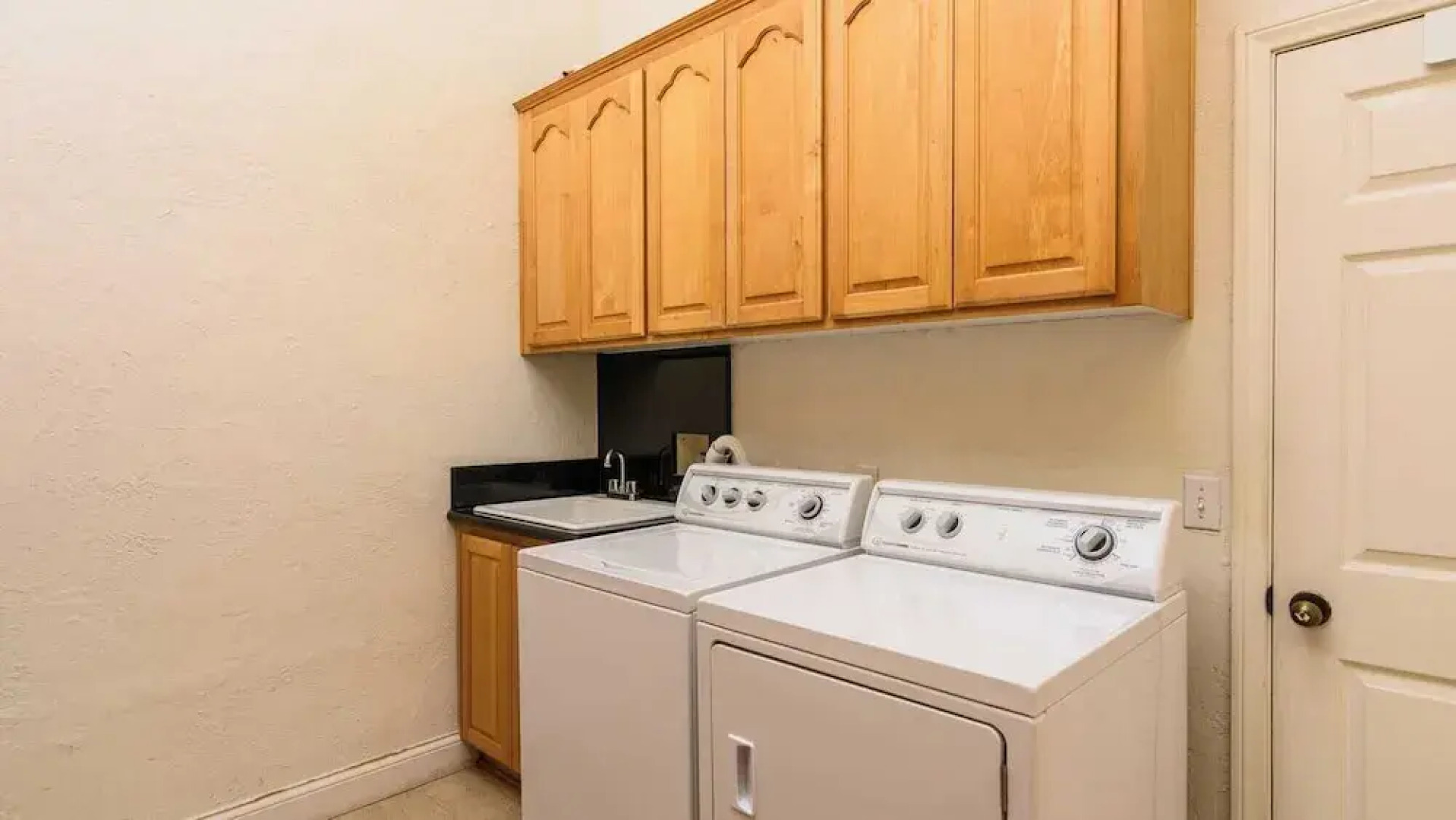 Resort-style Estate w/ Pool, Game Room & Valley Views Near Wineries The Tennis Ranch by Avantstay