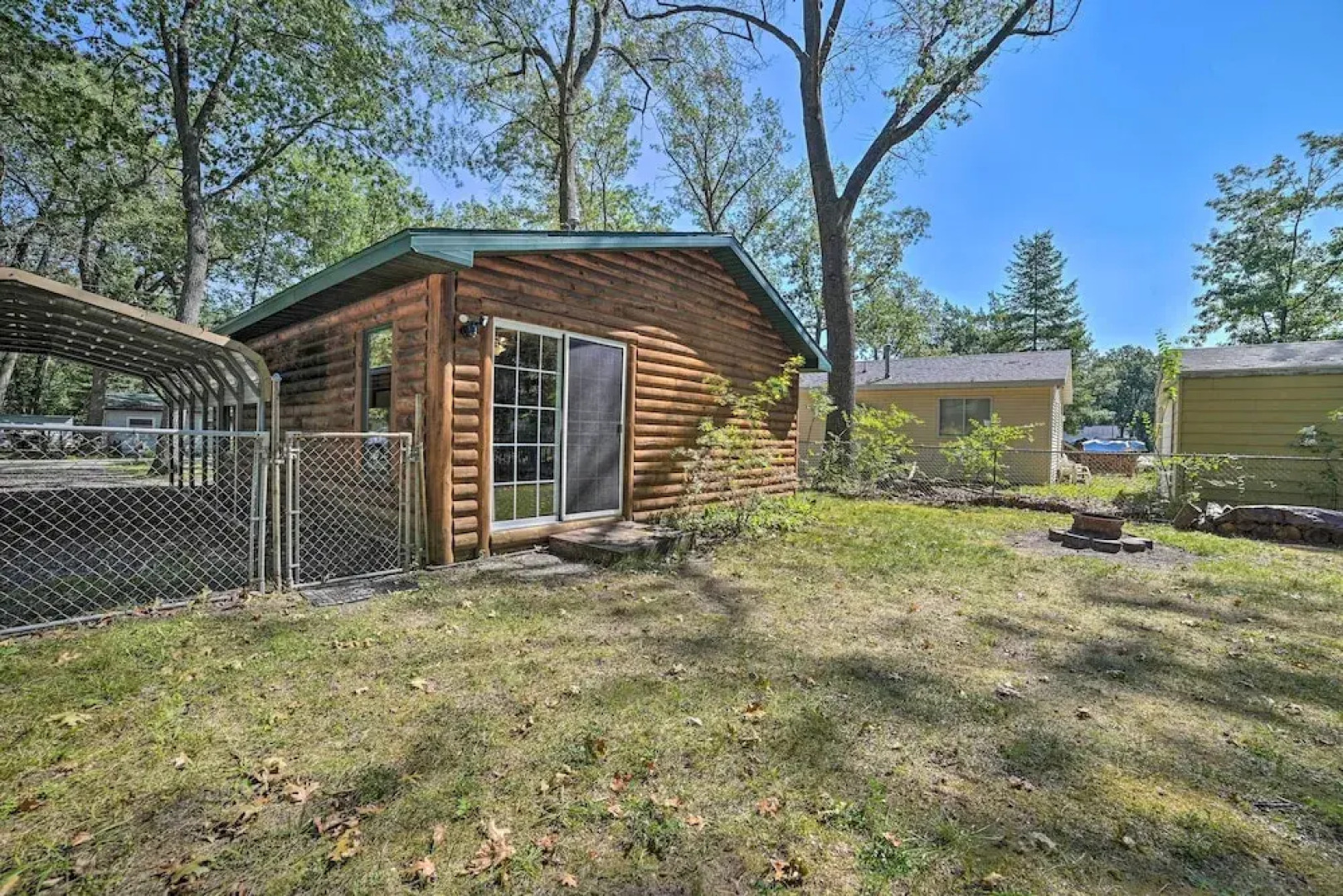 Charming Houghton Lake Cottage w/ Backyard!