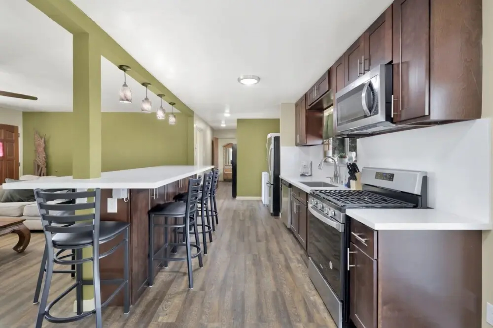 1900 - The Farmhouse Experience 4 Bedroom Home by RedAwning