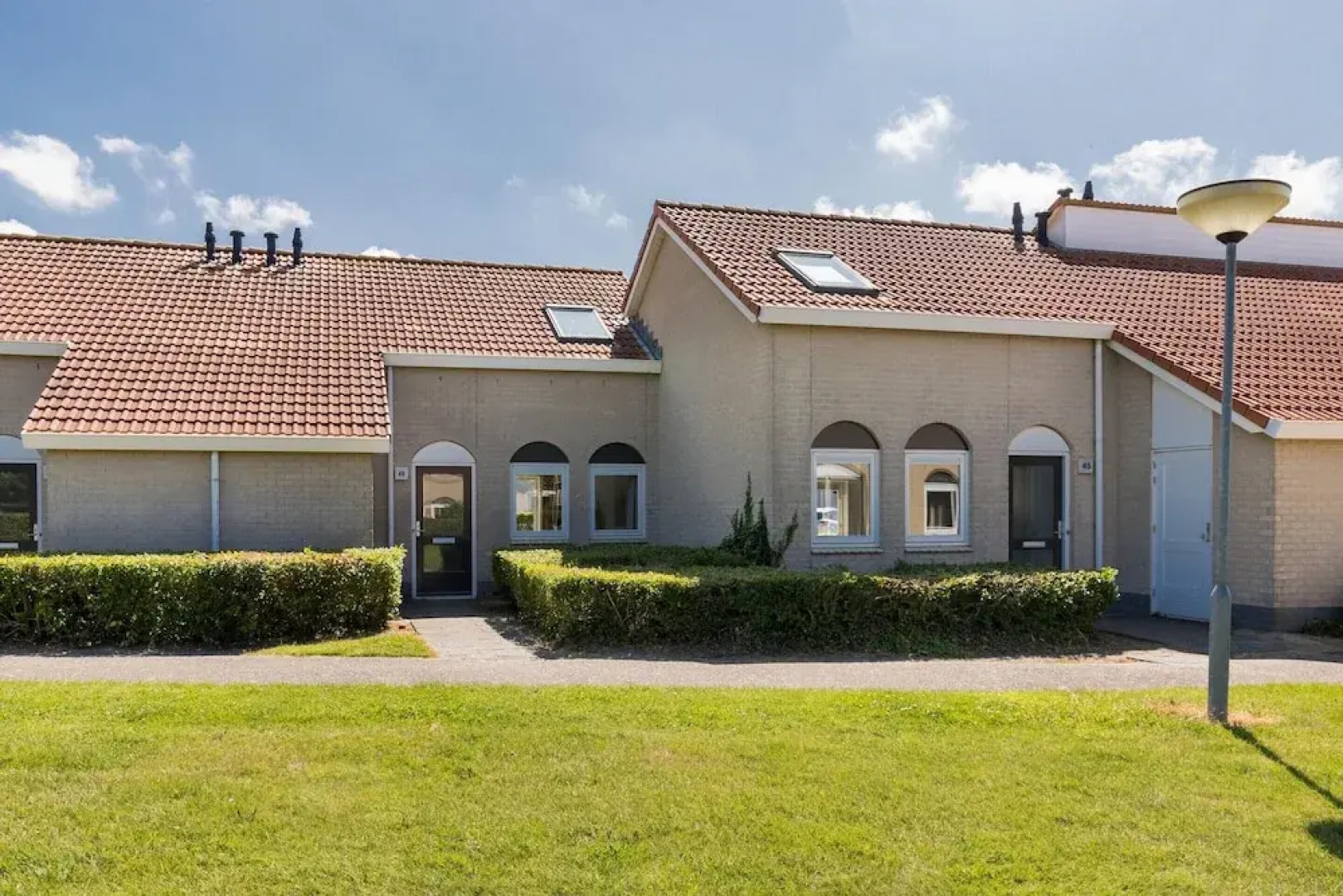 Restyled Bungalow With 2 Bathrooms, Near the Beach