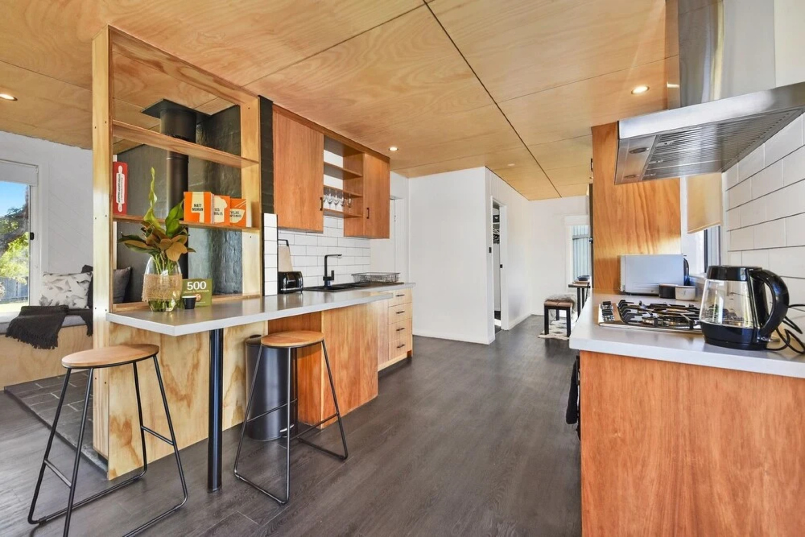 3 Bedroom Entertainer with Bungalow Next To Beach