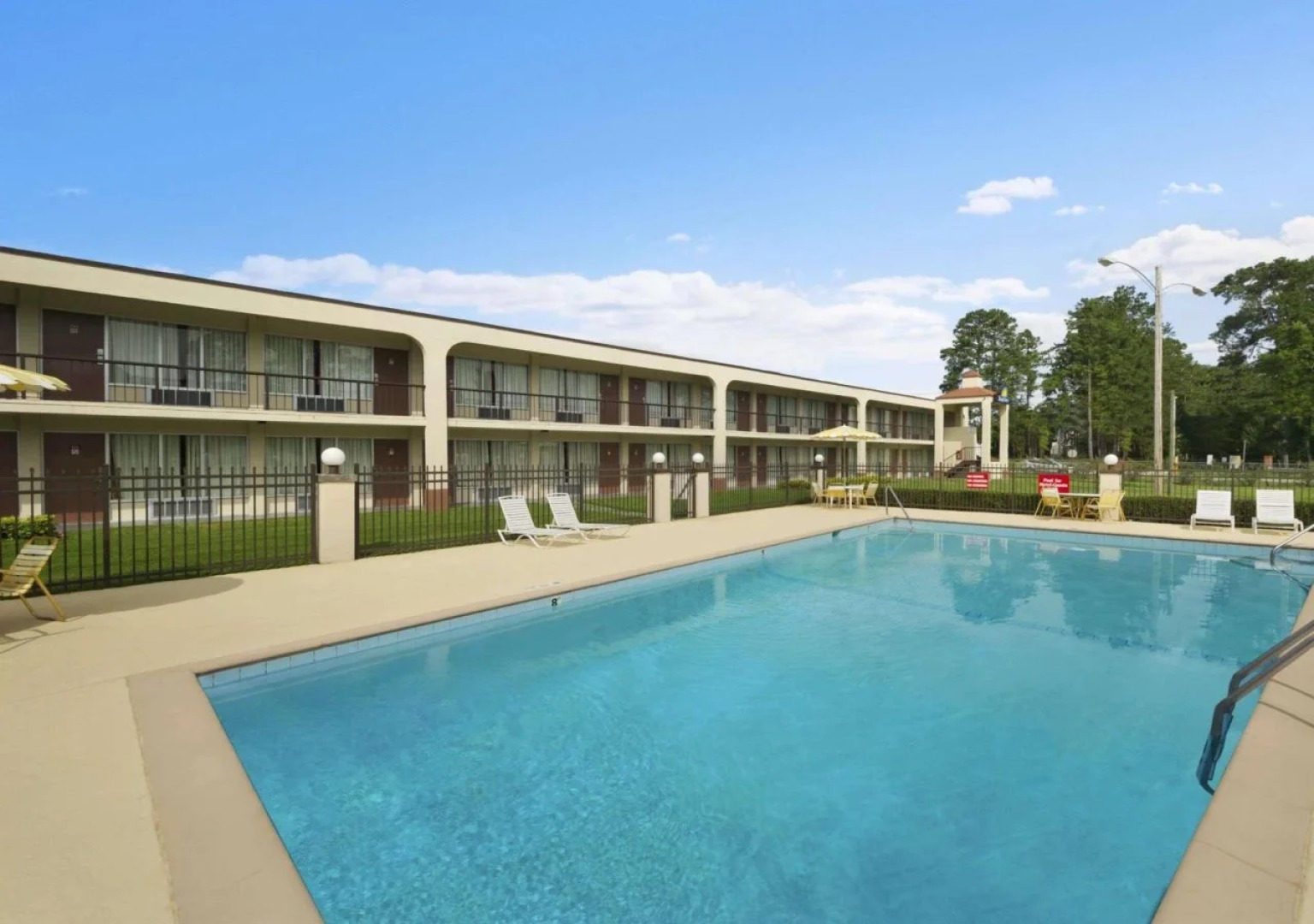 Rose Garden Inn & Suites