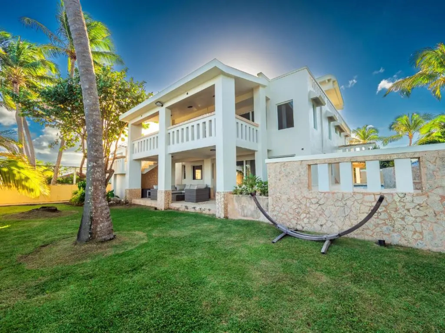 Newly Renovated 8 Bedroom Ocean Front Villa with Pool