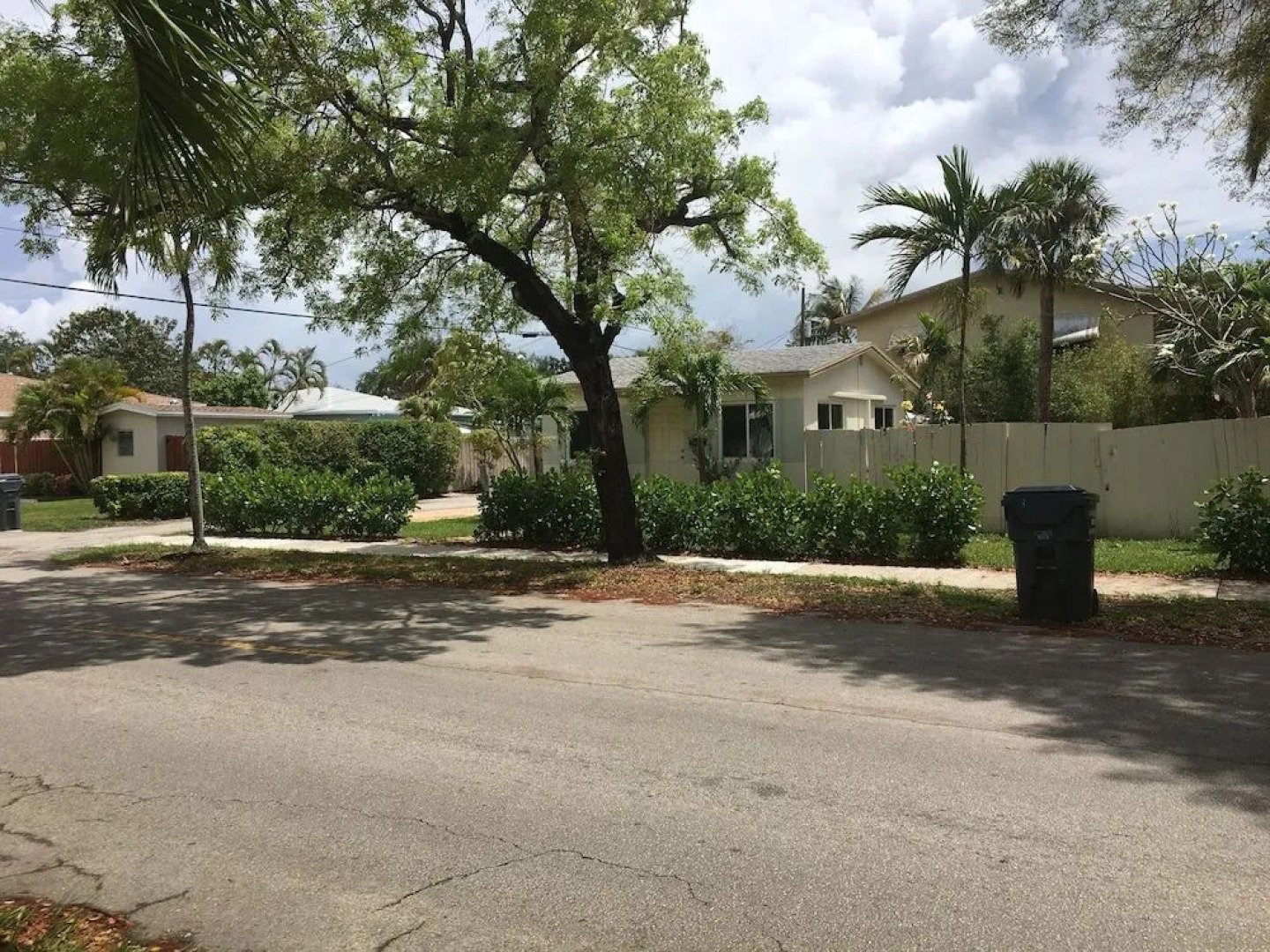 Richards Motel Courtyard