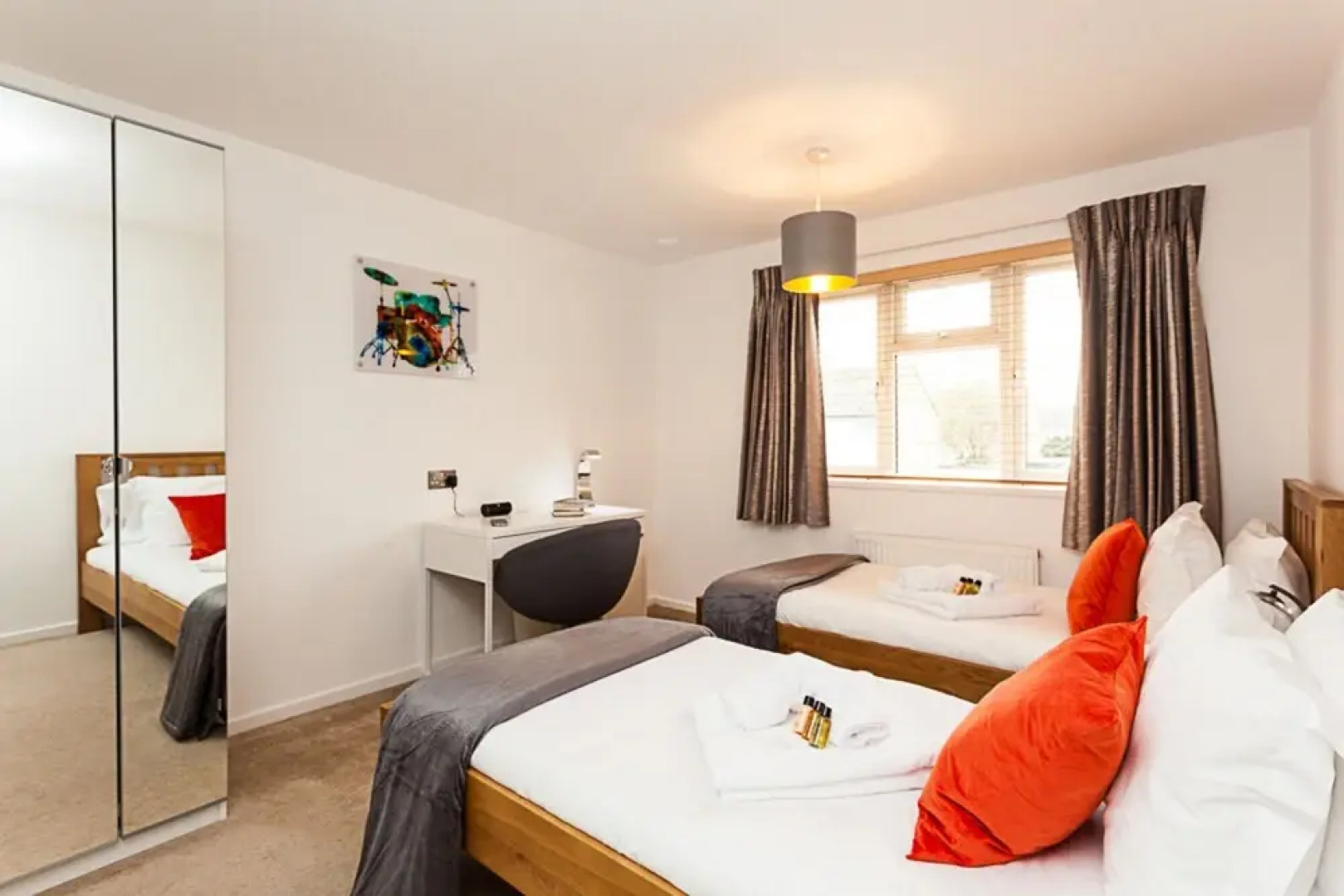 Gatwick Place- Spacious 4 Bedroomed House With Private Parking