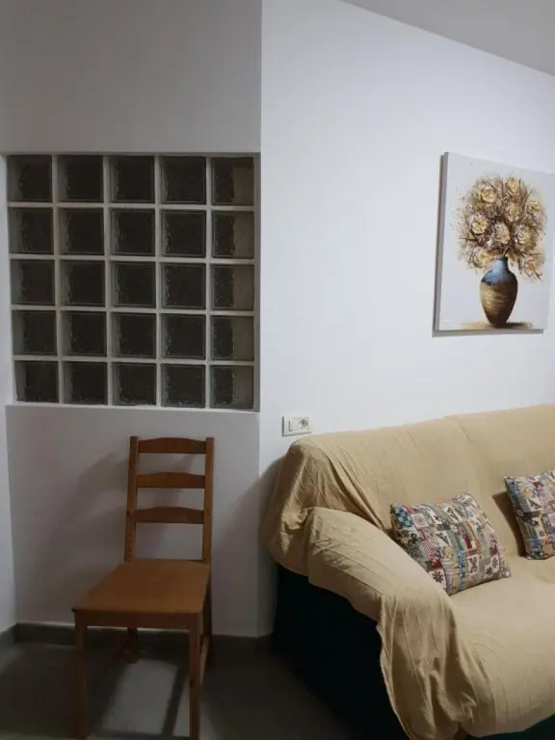 Apartamento privado en una zona tranquila y próxima al aeropuerto TF norte y a la ciudad de San Cristóbal de la Laguna .