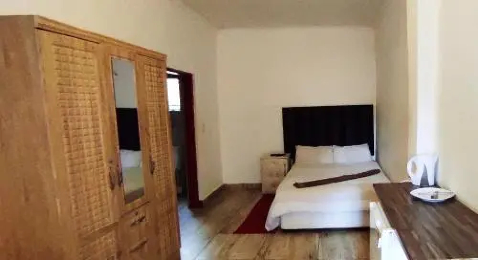 Sir Pinto Holiday Inn