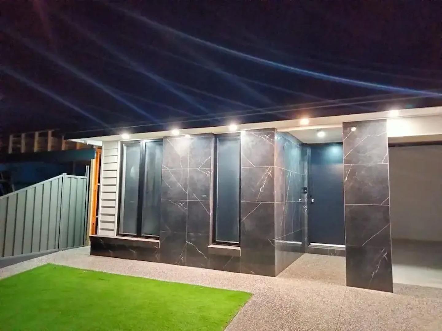 Modern & Cosey 4bedroom House Walk to Beach