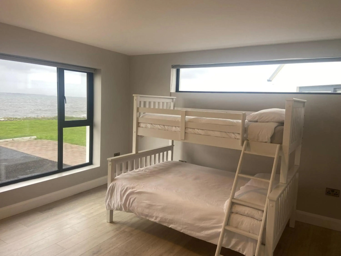 Spectacular ocean views & minutes to Cliffs- Clahane Shore Lodge