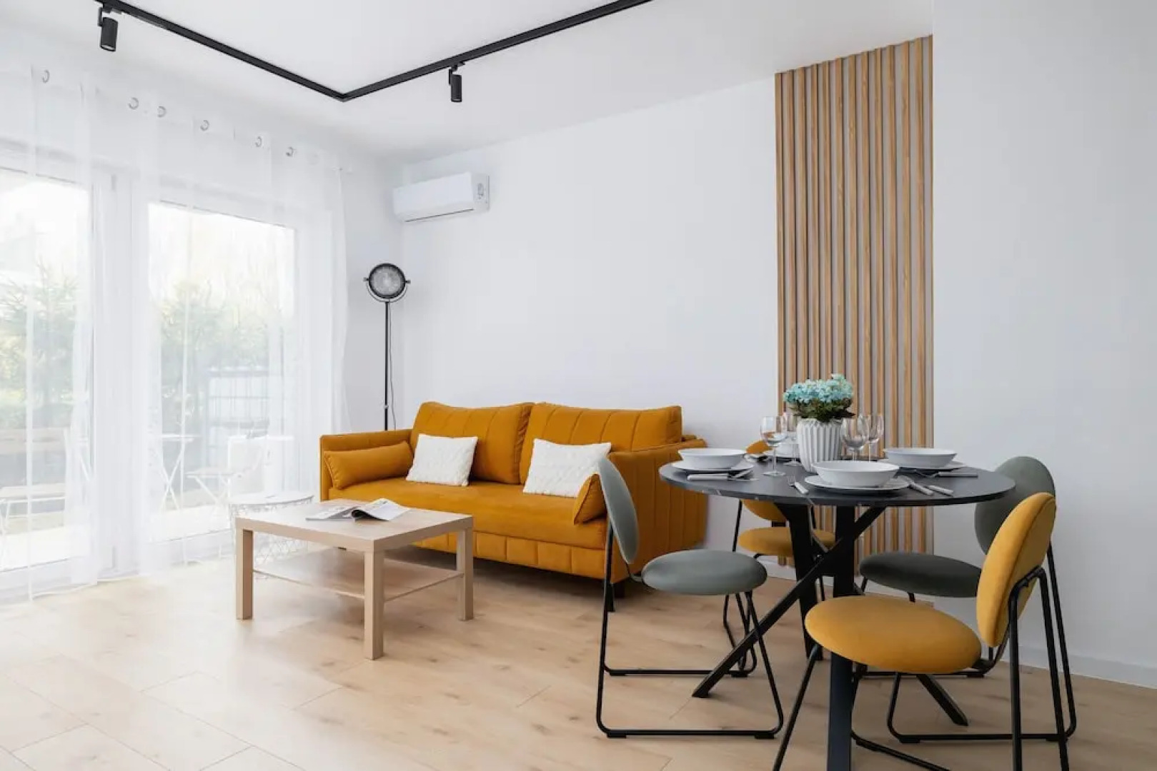 Stylish Apartment Bażantów by Renters