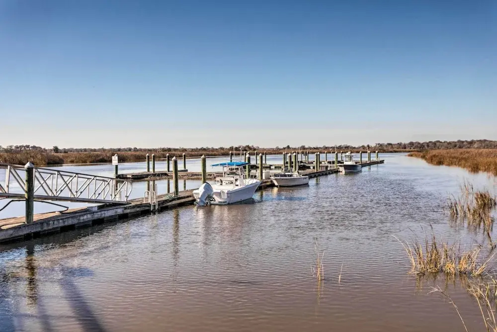 3rd-floor Riverfront Condo: Walk to Downtown Eats!