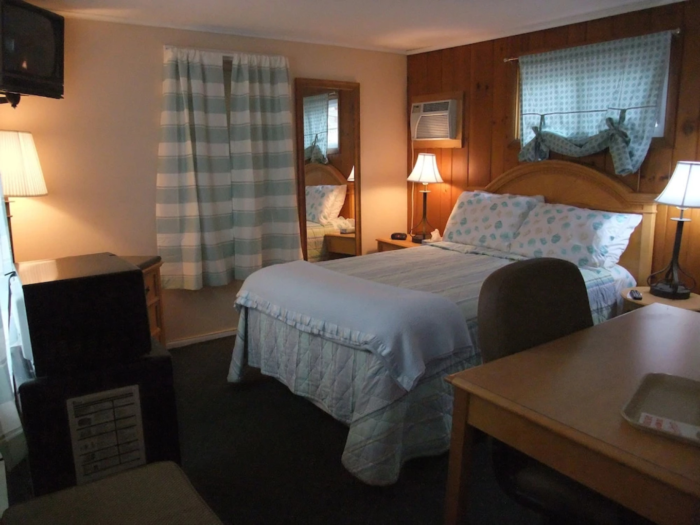 Hills Motor Court & Marina