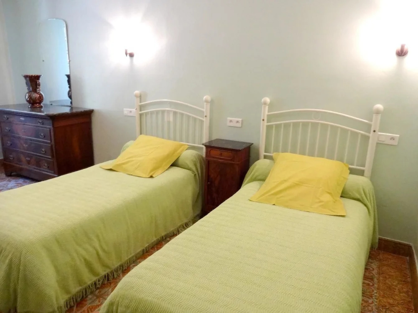 House With 5 Bedrooms in Robiac-rochessadoule, With Enclosed Garden