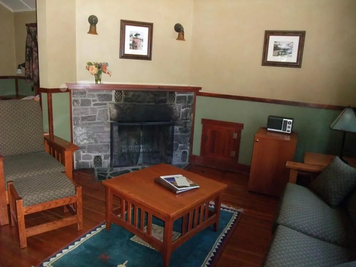 Johnston Canyon Lodge and Bungalows