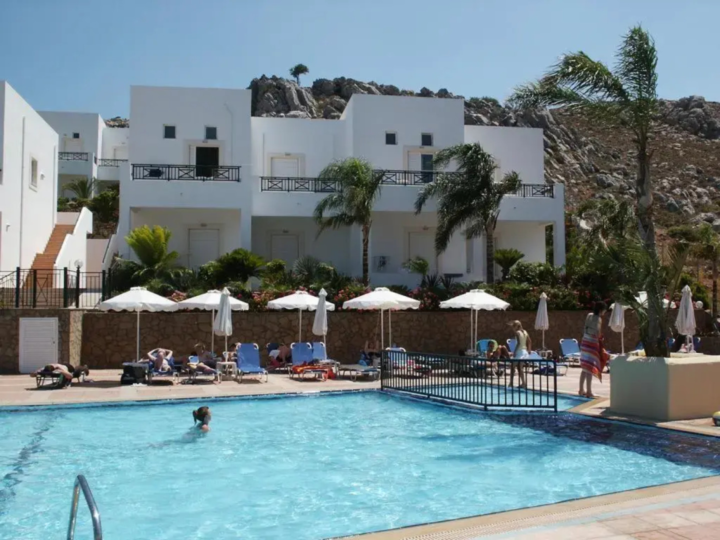 Lambis Studios & Apartments