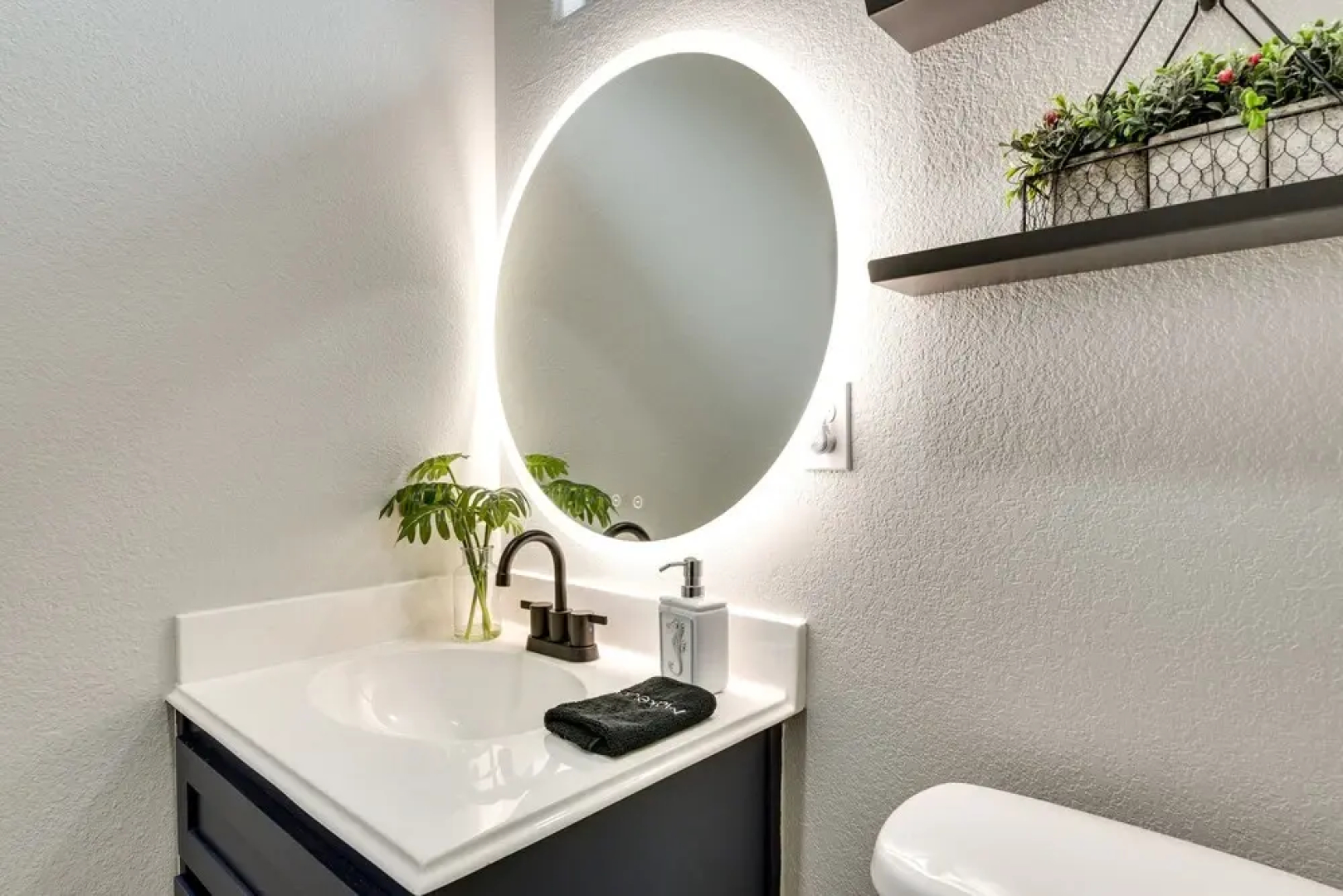 Chic Crystal Beach Home w/ Deck: Walk to the Ocean