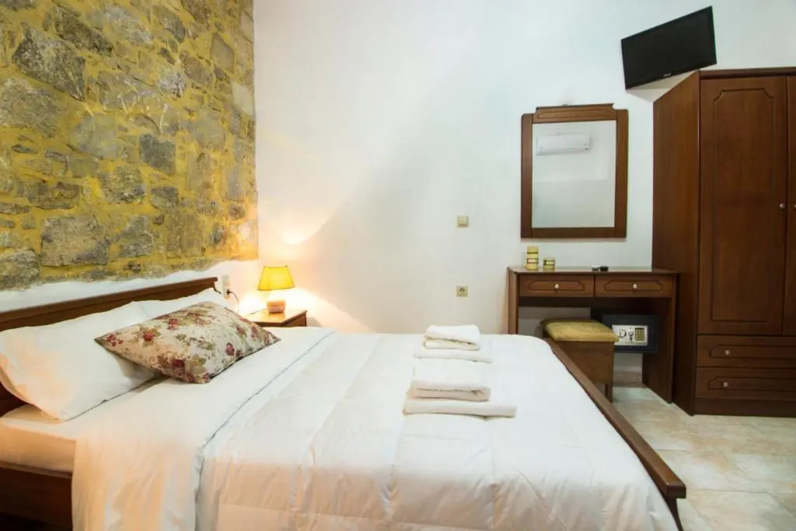 Agarathos Traditional Rooms With Pool