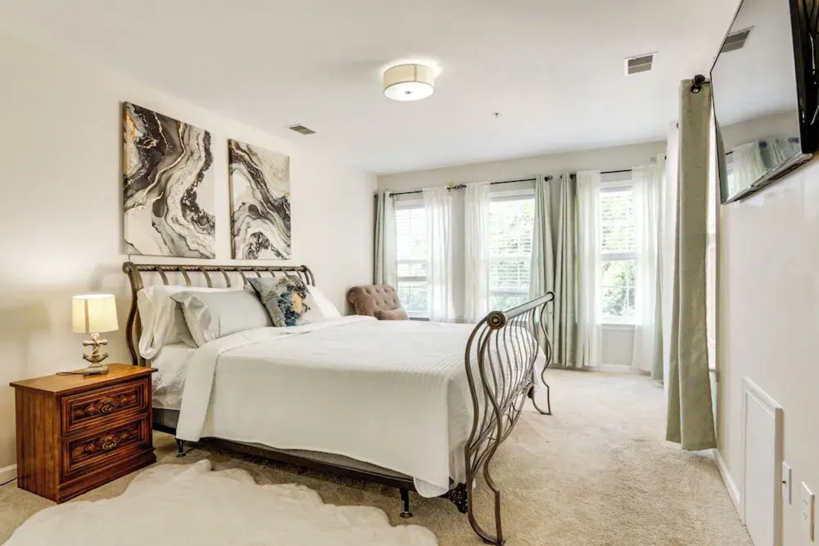 < 2 Mi to Dtwn Hagerstown: Townhome w/ Fireplace