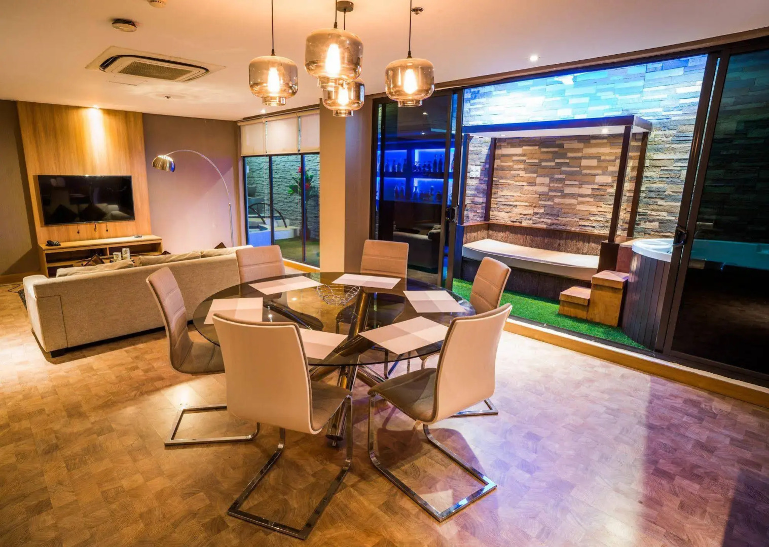 Madison 101 Hotel & Tower