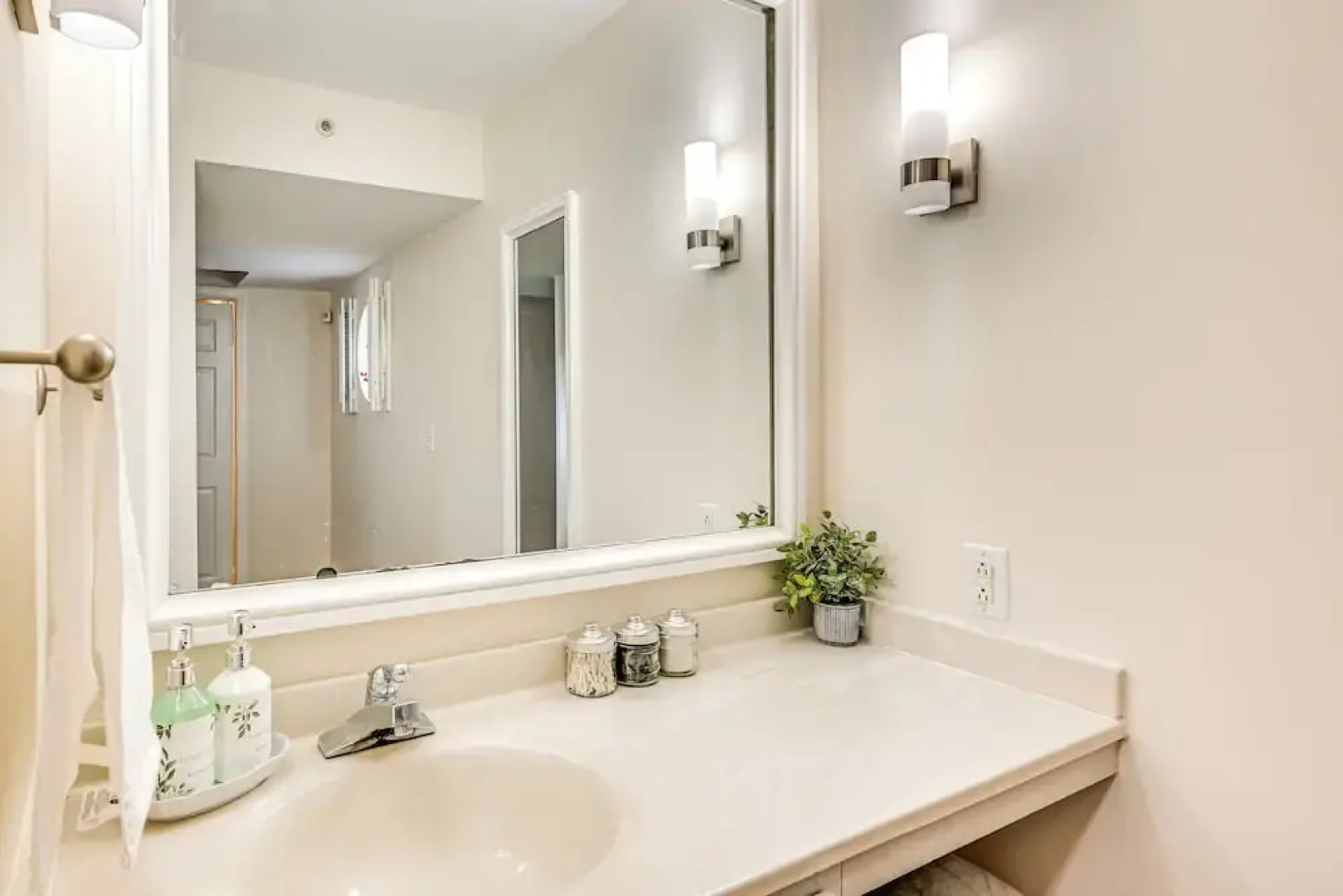 1 Mi to Mohegan Sun: Studio w/ Pool Access