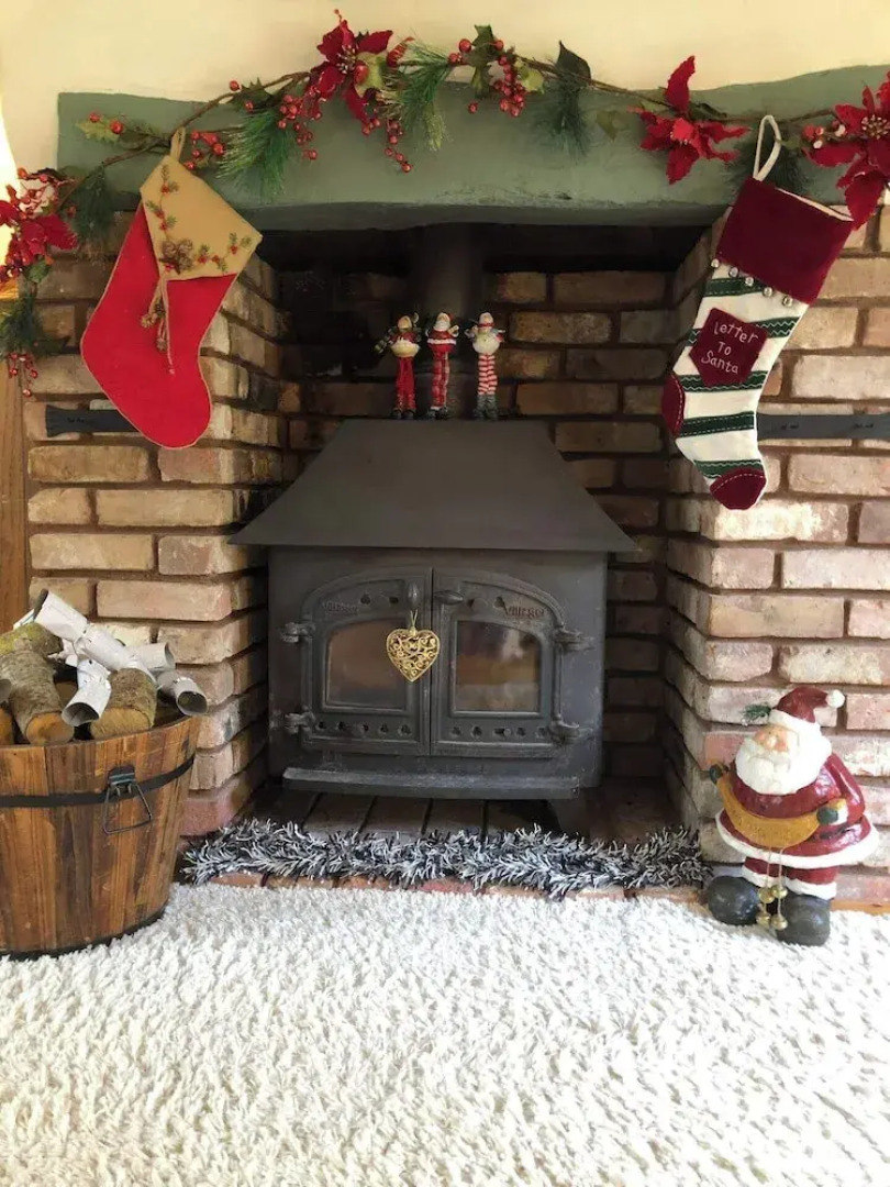 5-bed Home - Sleeps 12, Pool, Garden & Play Area