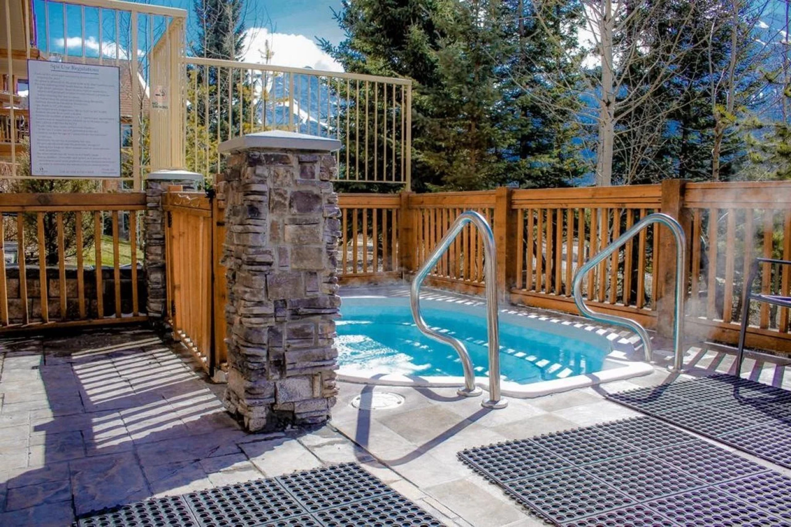 Falcon Crest Lodge by CLIQUE