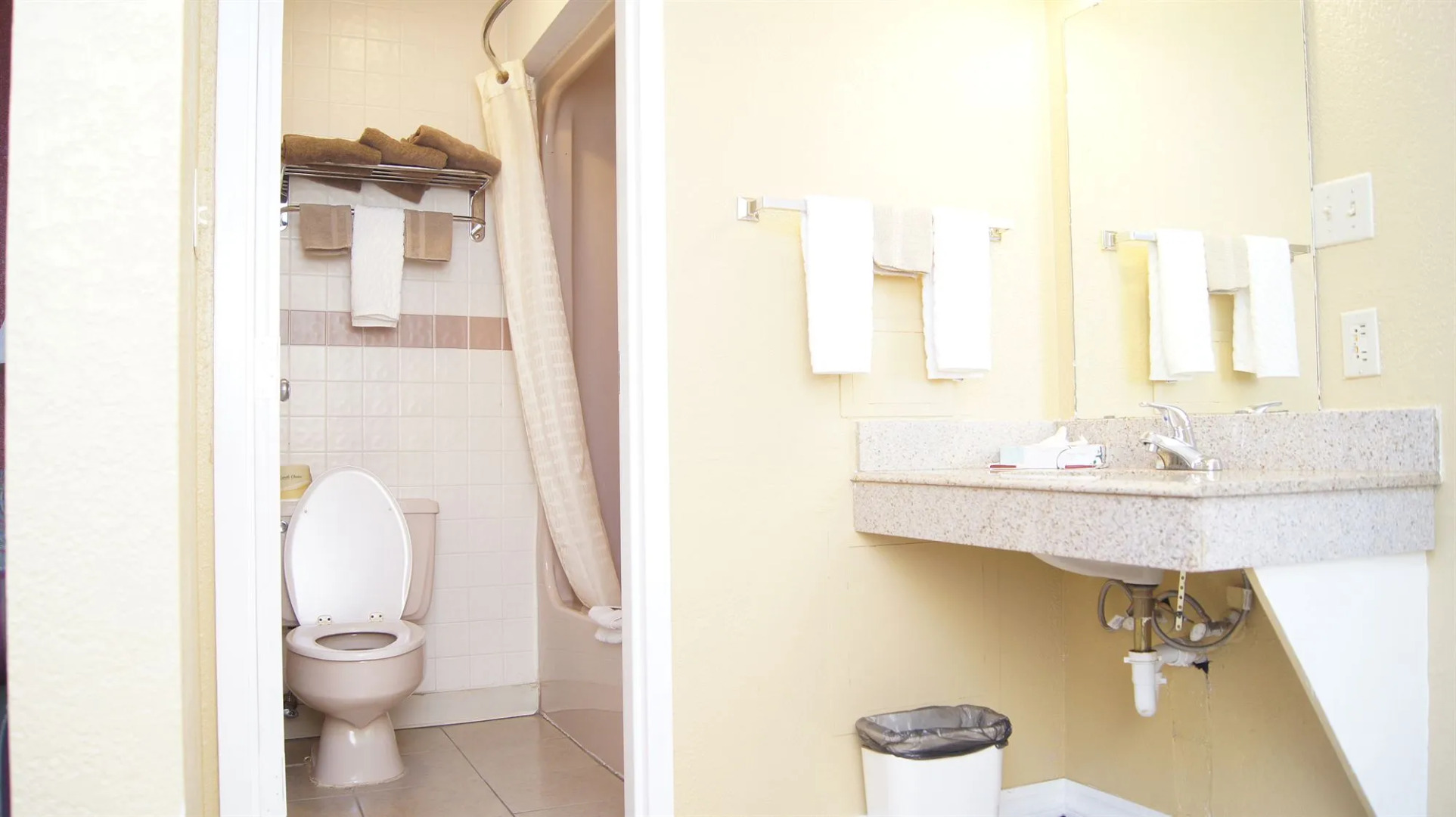 Holiday Lodge & Suites