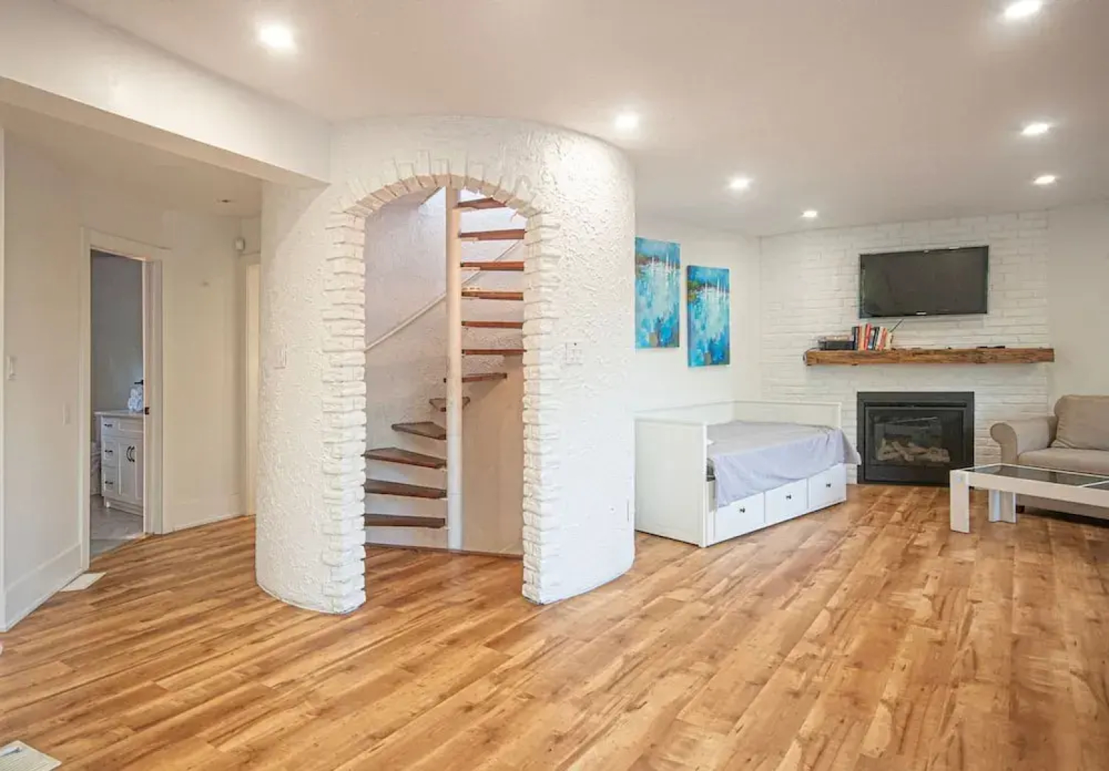 Lakeside 4BR Cottage in Bailieboro w BBQ Grill