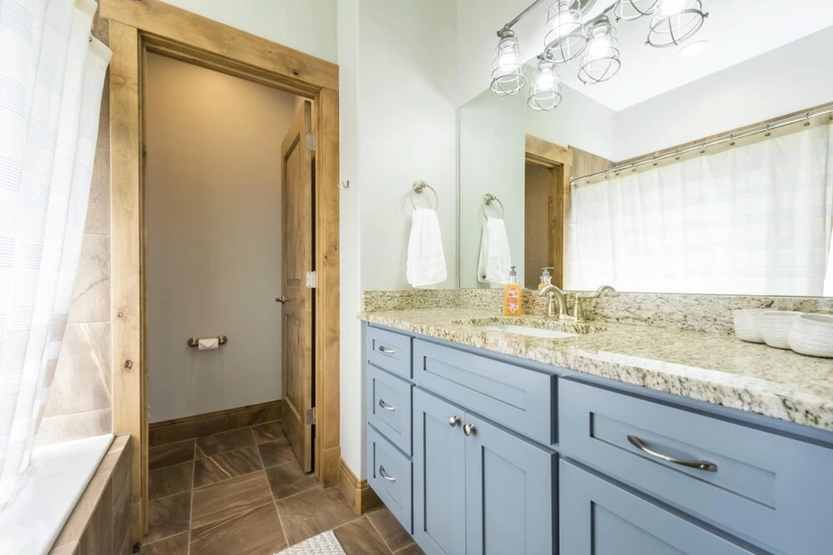 Beautiful Modern Lakefront Home - Private Beach Access, Clubhouse, Pool, & Hot Tub