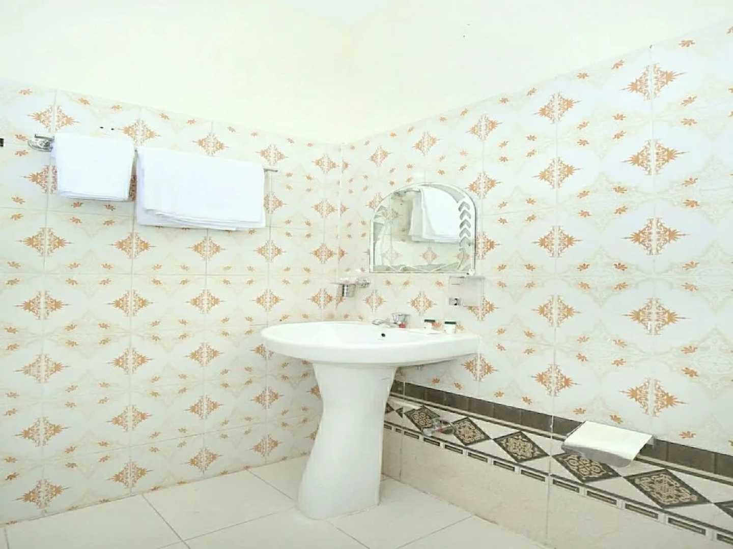 Capital O 11708 Near LPU