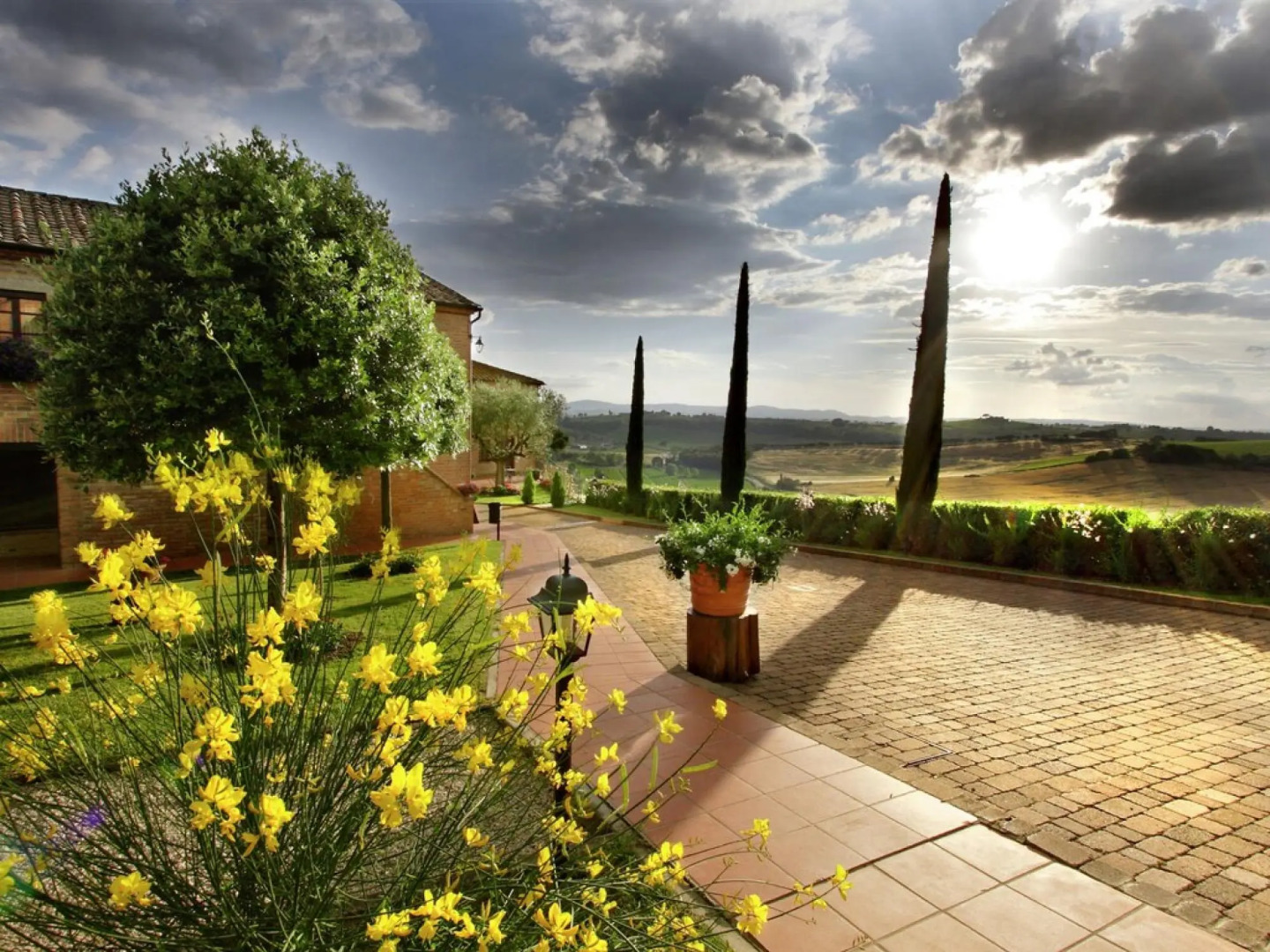 Scenic Tuscan Mansion