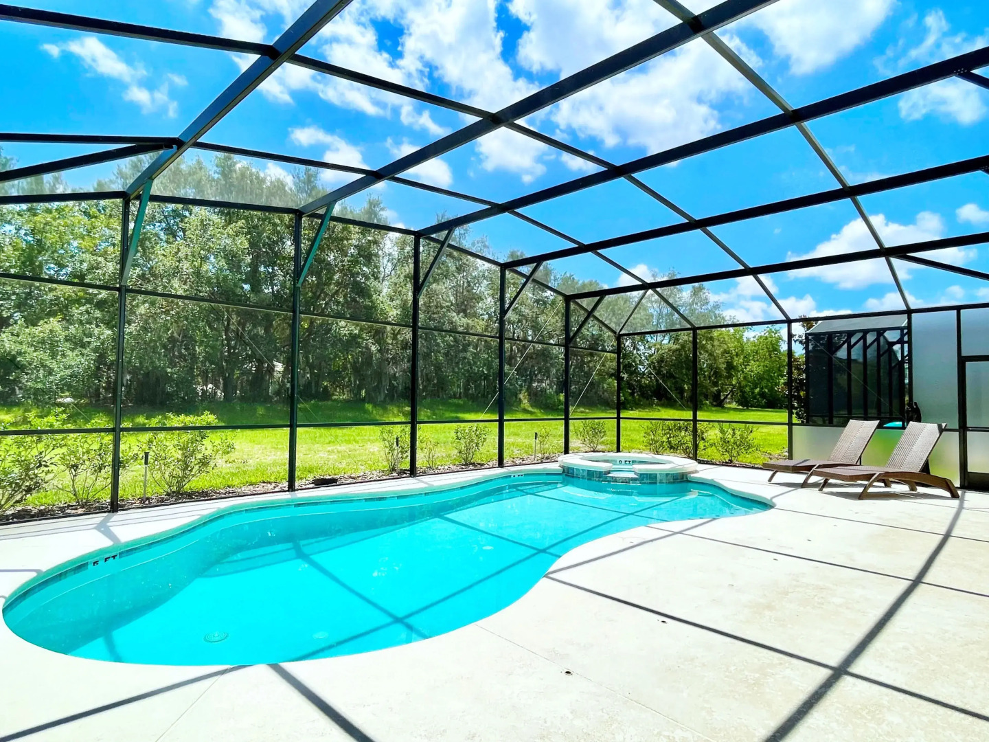 Huge10Bd Spa Gm Pool Solterra-5252OA, Davenport, US